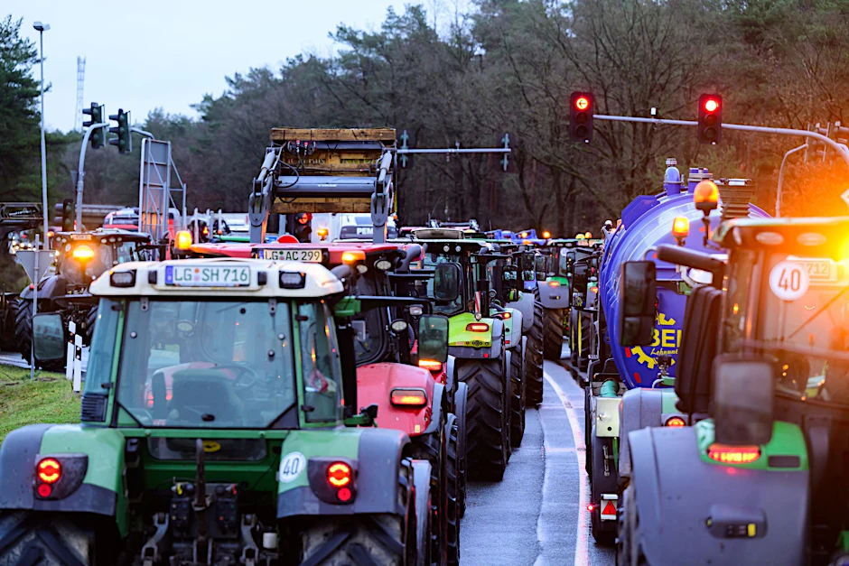 ARCHIV - Landwirte blockieren bei einer Protestaktion mit ihren Treckern unter anderem die Auffahrt zur Autobahn 7.  