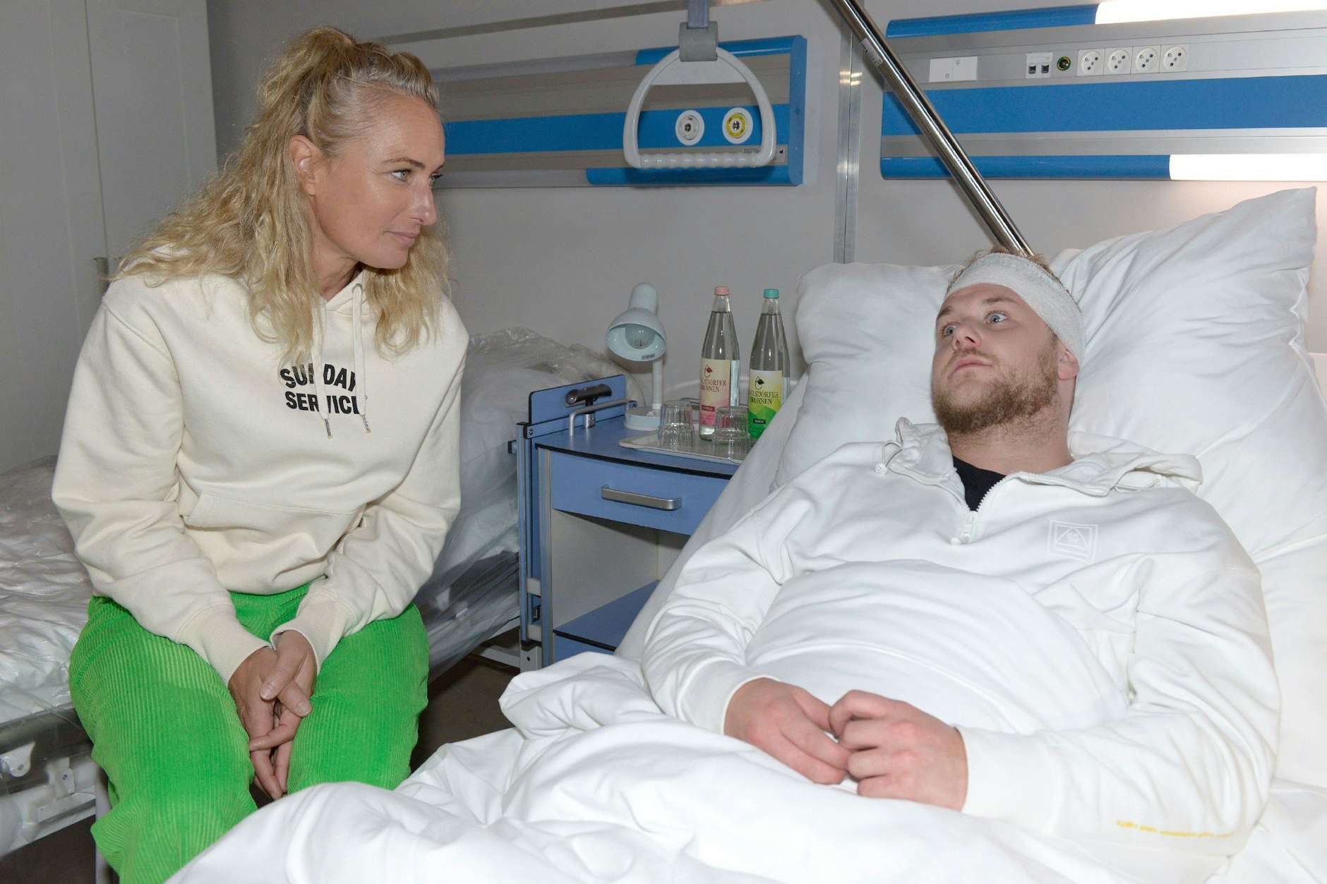 Maren (Eva Mona Rodekirchen) versucht, Jonas (Felix van Deventer) zu trösten.
