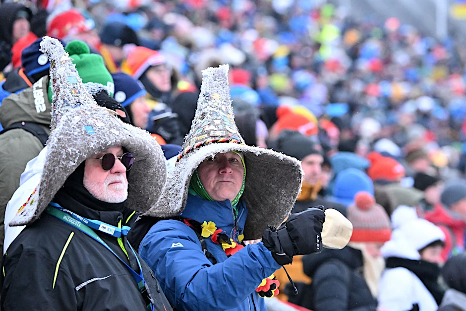 Trotz kühler Temperaturen verfolgen Zuschauer den Biathlon Weltcup in der Lotto Thüringen Arena in Oberhof.  