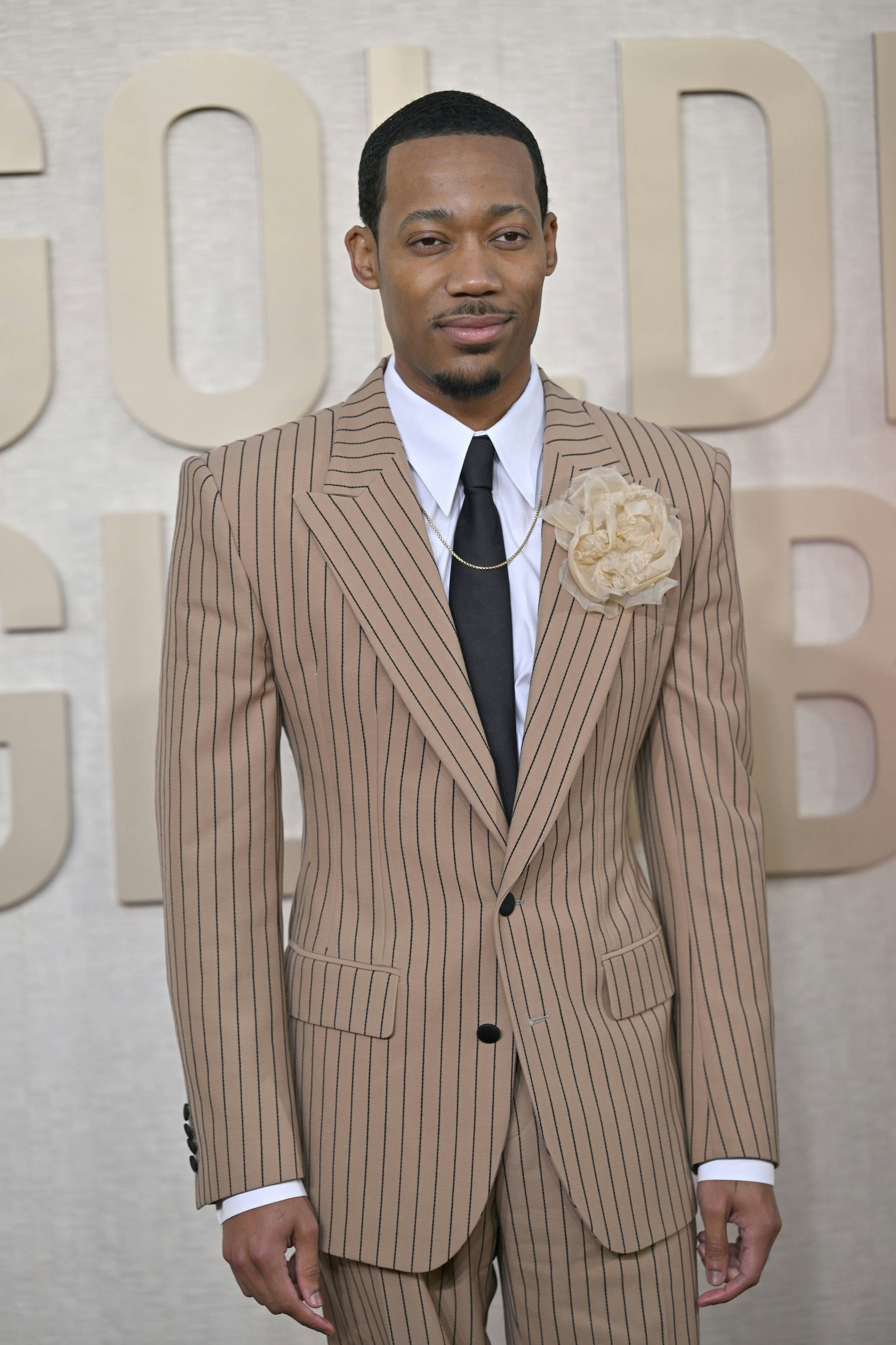 <strong>TOP:</strong> Das formgebende, weil taillierte Herrenjackett war zuletzt bei vielen Luxusmarken Thema – von Dior bis Balenciaga. Finden wir gut, weil es die eigentlich auf geradlinige Tristesse getrimmte Männermode um eine neue, aufregende Silhouette ergänzt. Der US-amerikanische Schauspieler <strong>Tyler James Williams</strong> zeigte bei den Golden Globes eine hübsche, dezente Variante von Dolce &amp; Gabbana. Auch schön: die Carrie-Bradshaw-artige Rosenbrosche am steigenden Revers.