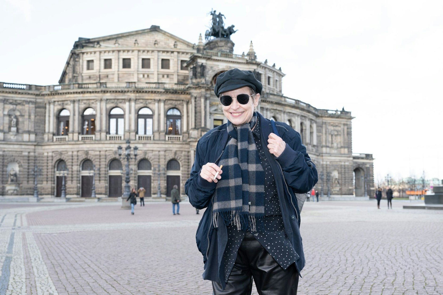 Katharina Thalbach auf dem Theaterplatz vor der Dresdner Semperoper