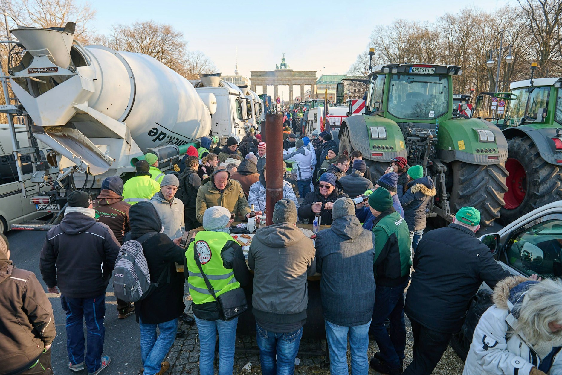 Es sind viele und die meisten wollen nicht mit der Presse sprechen, und wenn, dann nur anonym: Demonstranten am 8. Januar vor dem Brandenburger Tor.