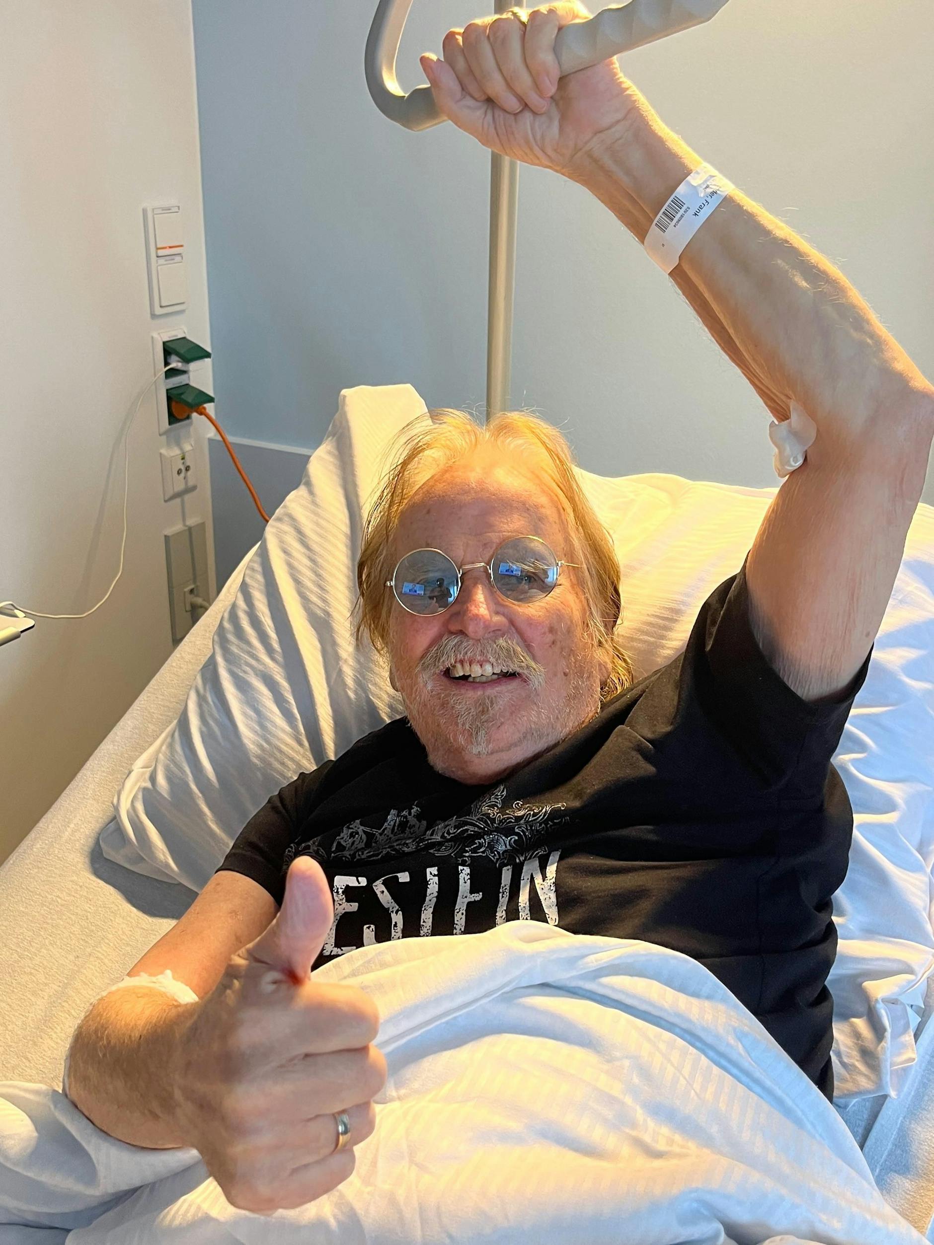 Der Musiker Frank Zander liegt im Krankenhaus. Er hat seine Kopf-OP gut überstanden.