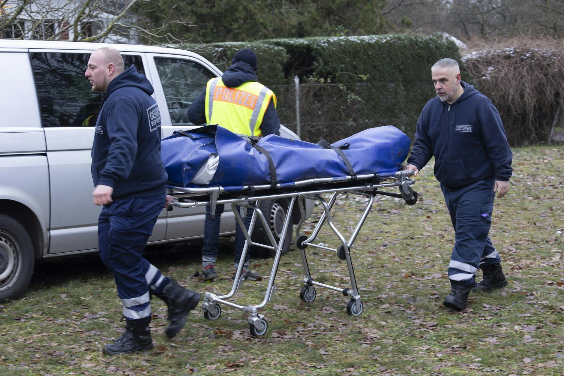 Mitarbeiter der Polizei transportieren die Leiche des Ukrainers ab.