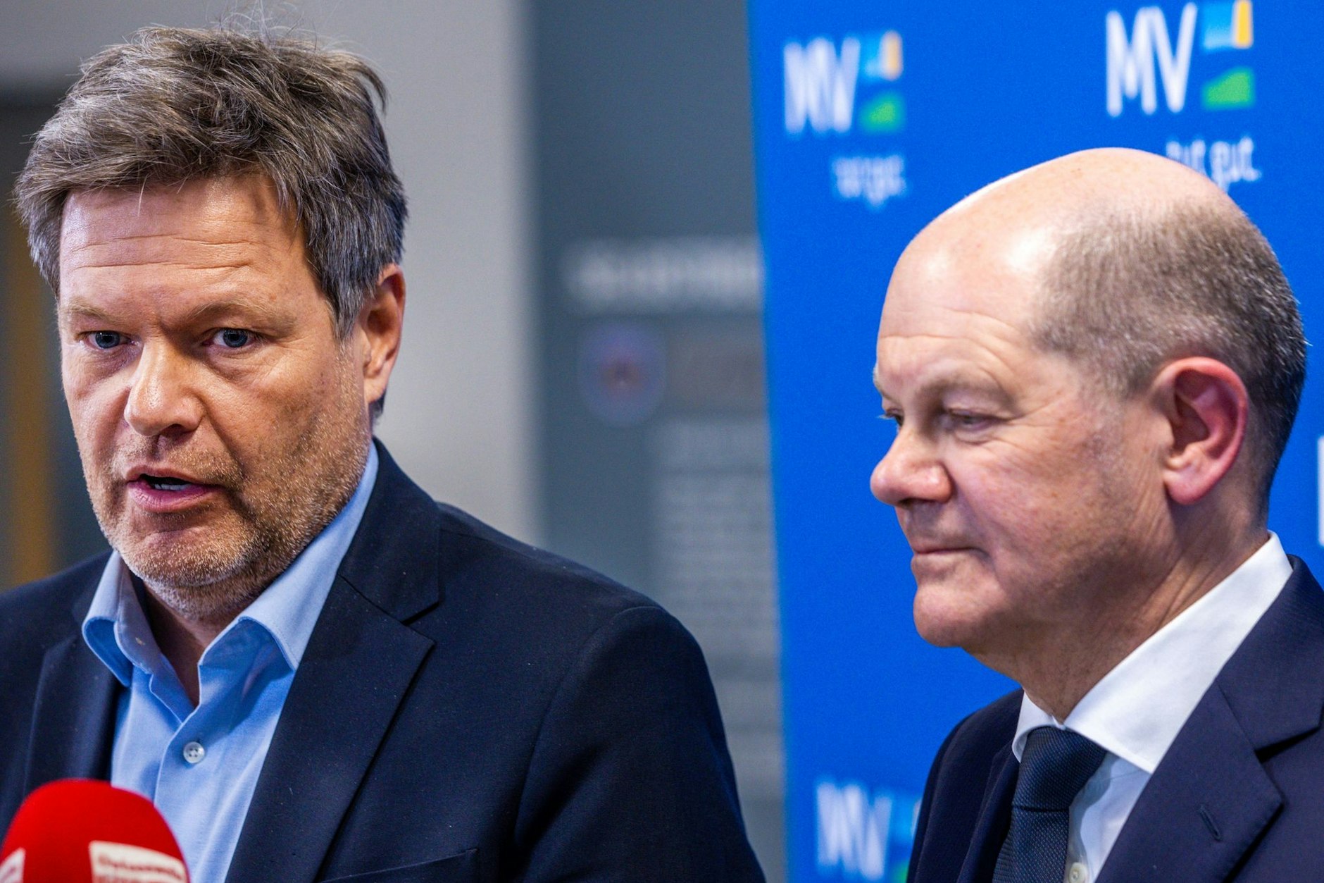 Olaf Scholz (r.) und Robert Habeck im April 2022 bei einer Gesprächsrunde zu den Rügener LNG-Plänen in Binz