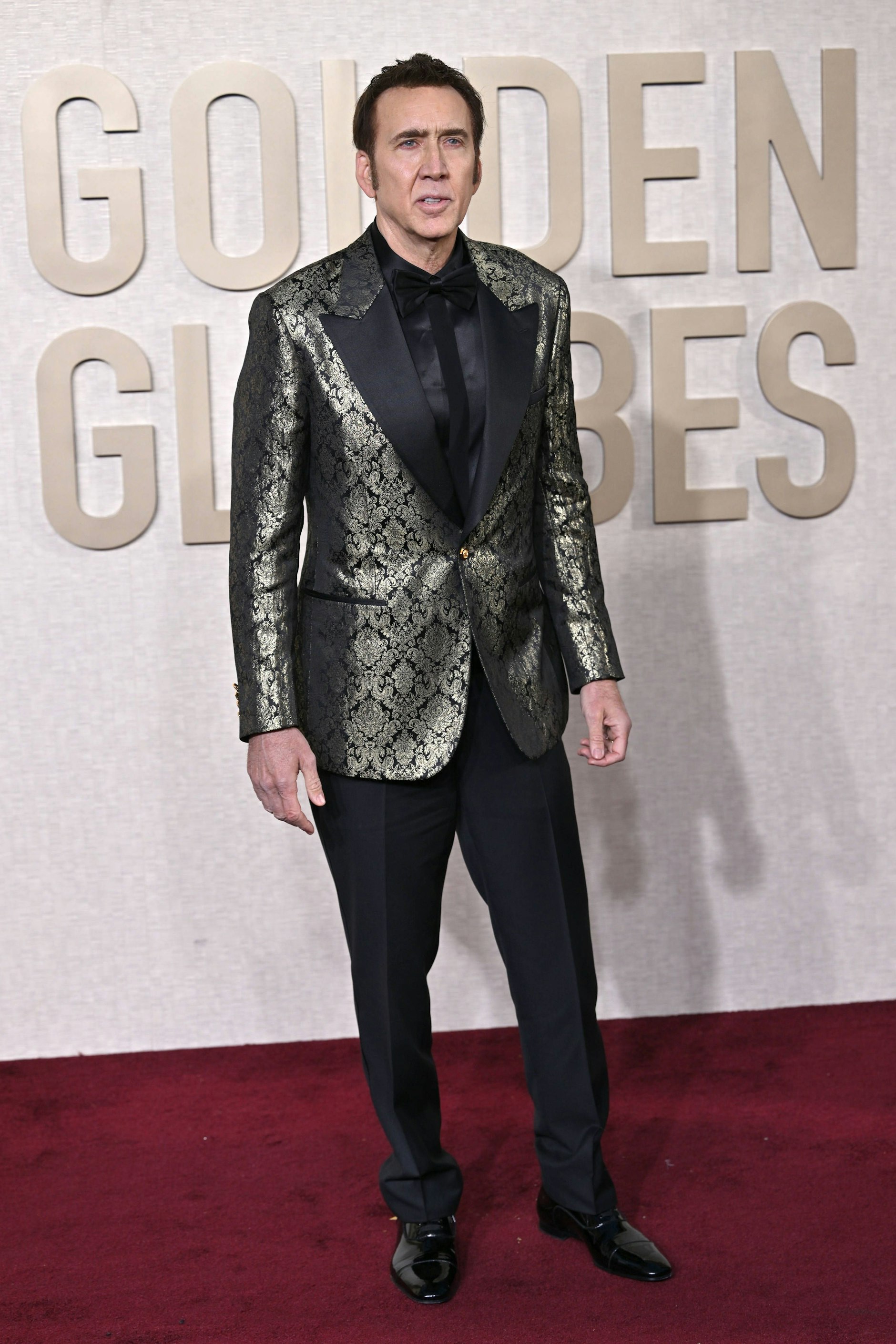 <strong>FLOP:</strong> Fast hätten wir beim Anblick von <strong>Nicolas Cage</strong> gedacht: Immerhin ein Entwurf eines Berliner Designers hat es auf den roten Teppich der Globes geschafft. Ein Tapetendesign Harald Glööcklers nämlich, das hier zum Jackett umgearbeitet wurde. Oder stammt das Barock-Ungetüm doch nicht von unserem Harald? Eine kurze Onlinerecherche ergibt: nichts. Wer für den verschnörkelten Fummel verantwortlich ist, lässt sich nicht rausfinden. Vielleicht besser so.