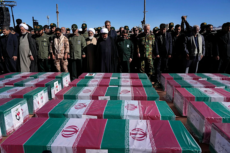 Nach IS-Attentat: Trauernde beten für die Anschlagsopfer im Iran.
