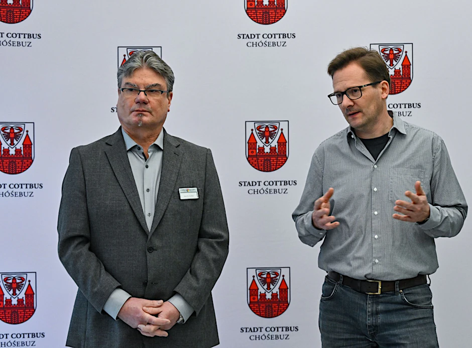 Amtstierarzt Helfried Kröber (l) und der Direktor des Tierparks Cottbus, Jens Kämmeling.  
