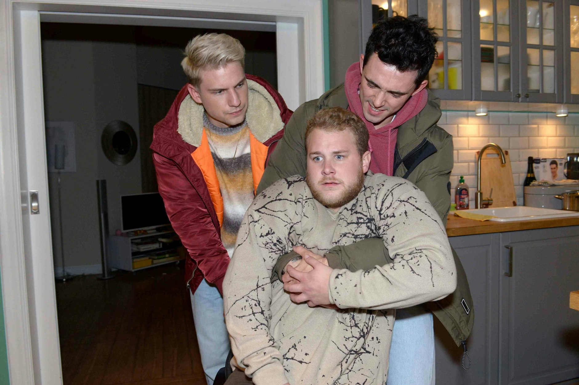 Moritz (Lennart Borchert, l.) und Luis (Marc Weinmann, r.) helfen Jonas (Felix van Deventer), der nicht mehr laufen kann.