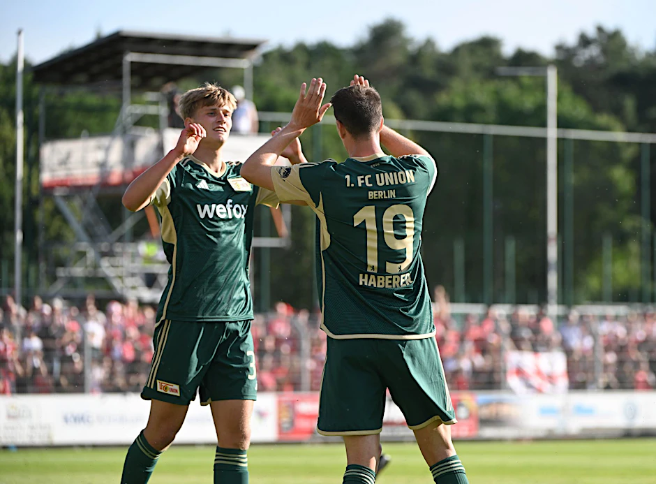 ARCHIV - Berlins Aljoscha Kemlein (l) und Janik Haberer jubeln nach dem Tor zum 2:0.  