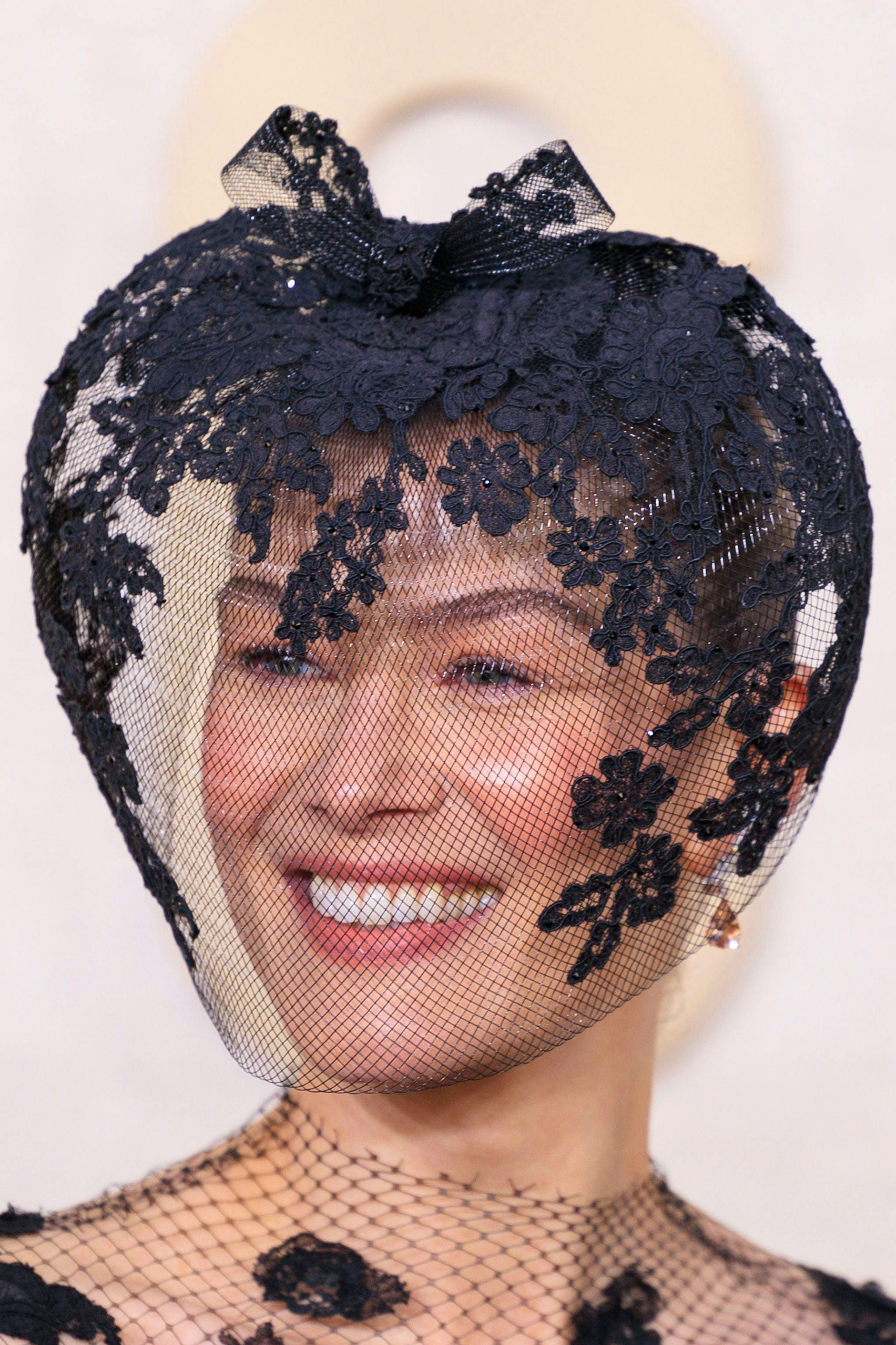 <strong>FLOP: Rosamunde Pike</strong> hat in unmittelbarer Nähe der Preisverleihung offenbar noch einen Bienenstock zu versorgen. Anders ist ihr schwarzes Imker-Hütchen eigentlich nicht zu erklären. Oder doch? Am Rande des Teppichs erklärte die Schauspielerin, sie habe einen Skiunfall und mithin Verletzungen im Gesicht gehabt, die sie mit dem Schleier habe kaschieren wollen. Zwar seien die Wunden mittlerweile verheilt – in den Kopfschmuck habe sie sich aber verliebt und ihn trotz des wieder makellosen Gesichts getragen. Unerklärlich.