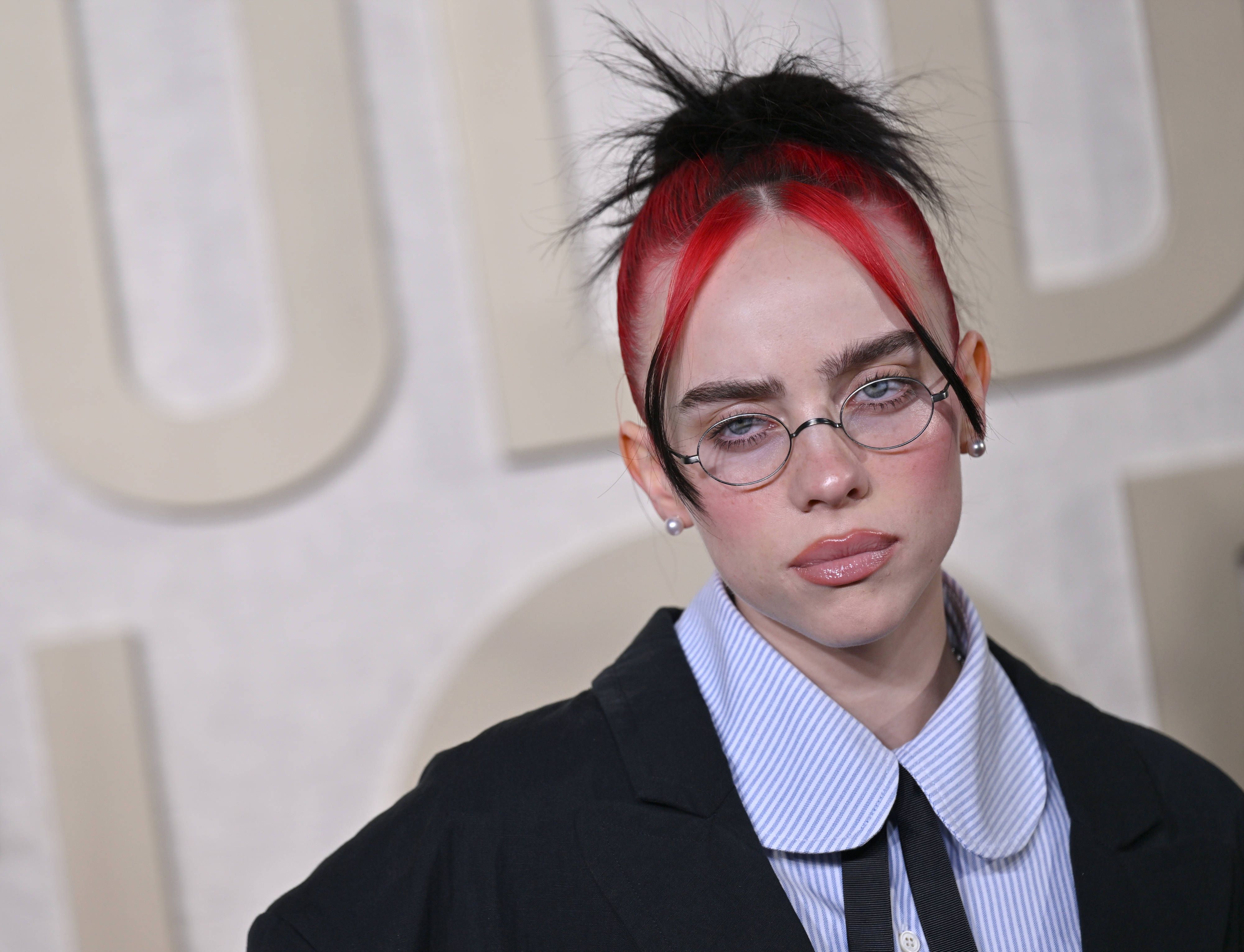 Golden Globes 2024: Billie Eilish als Stromberg, Nicolas Cage in Glööckler – unsere Tops und Flops