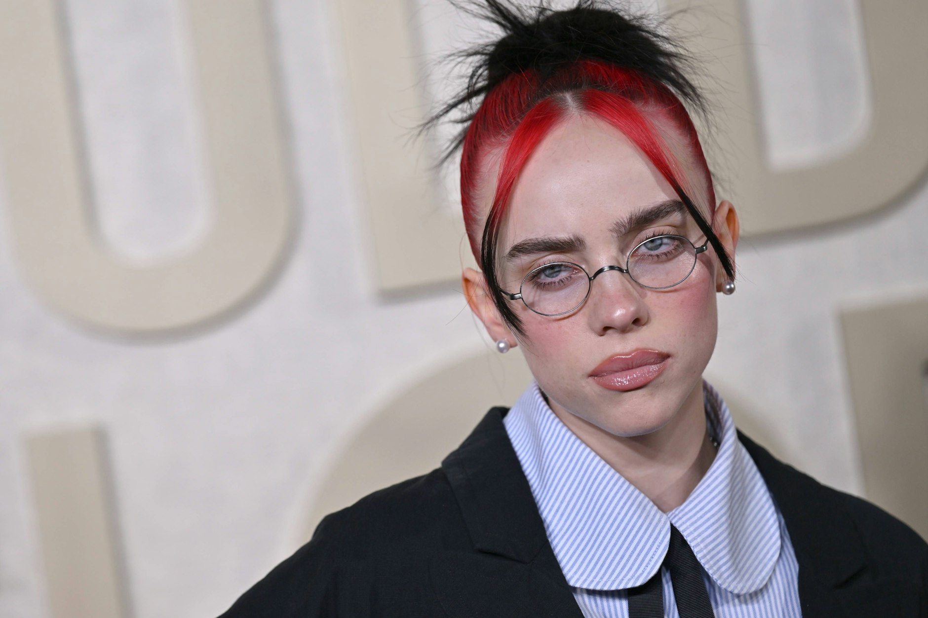 Gute Laune ist anders: Auch Billie Eilish scheint von ihrem Auftritt nicht restlos überzeugt.