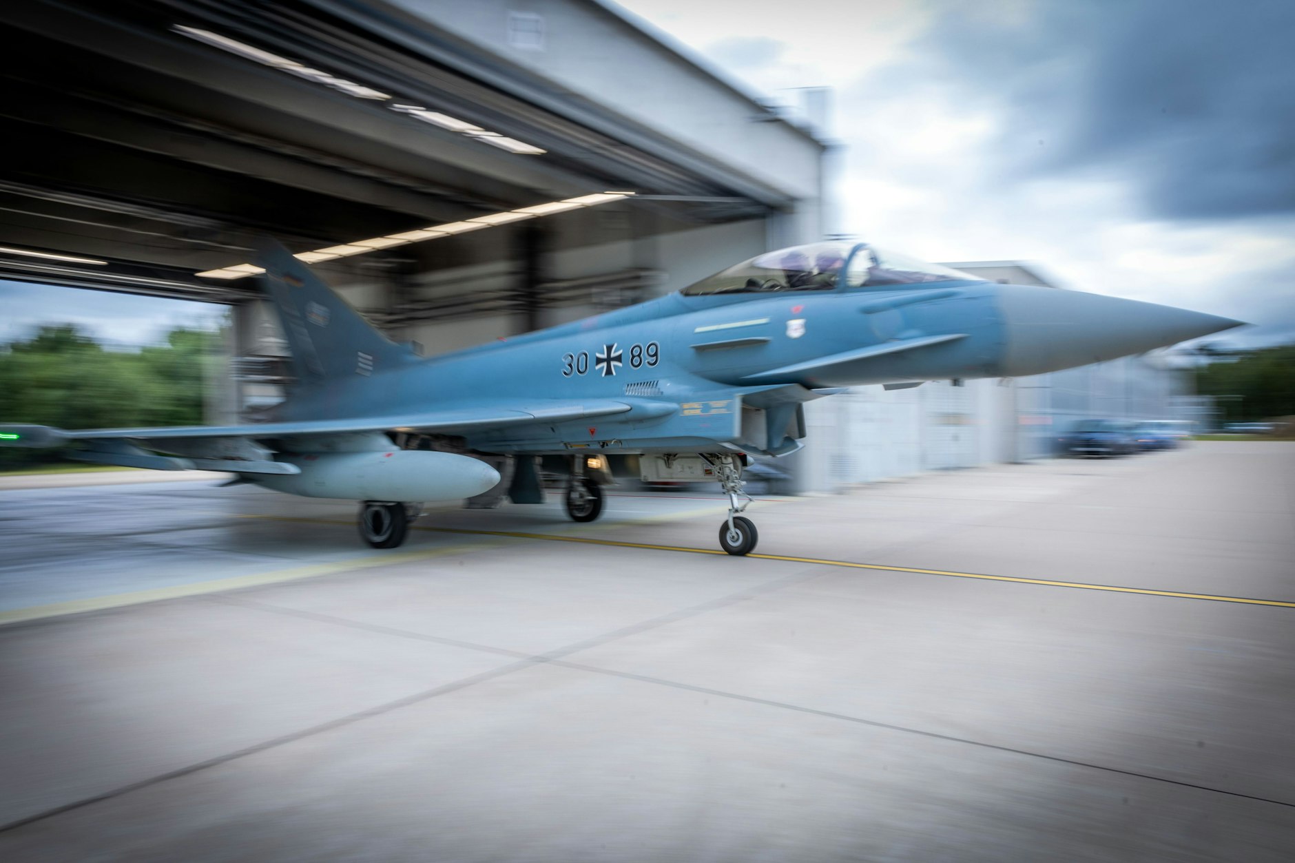 Ein Eurofighter rollt aus dem Hangar im Fliegerhorst zum Start für den Flug. Nun soll auch Saudi-Arabien 48 neue Eurofighter erhalten.