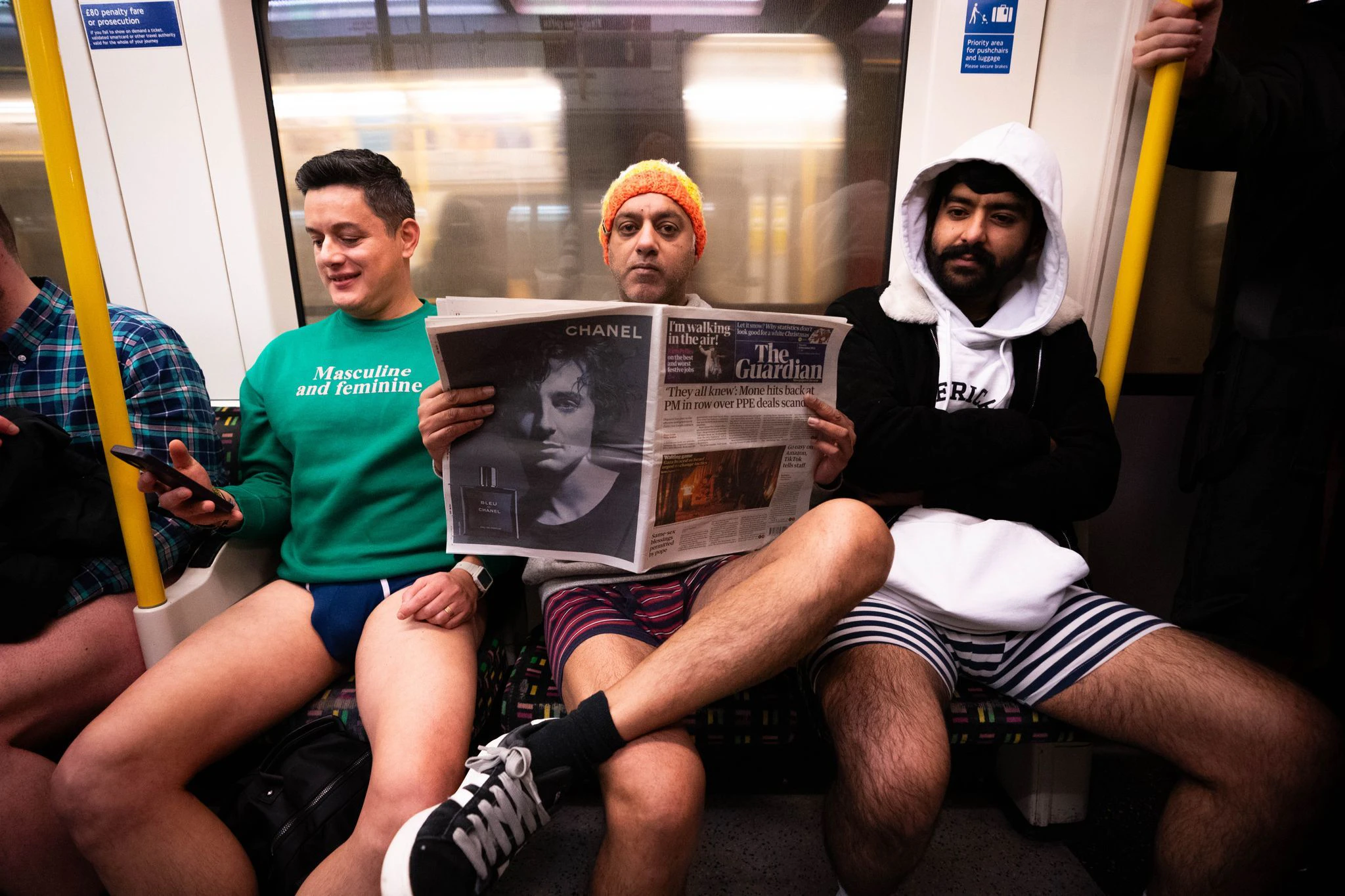Ungewöhnliche Szene in der Londoner U-Bahn: Menschen fahren ohne Hose mit der Circle Line Tube und nehmen damit an der jährlichen «No Trousers Tube Ride» teil.  