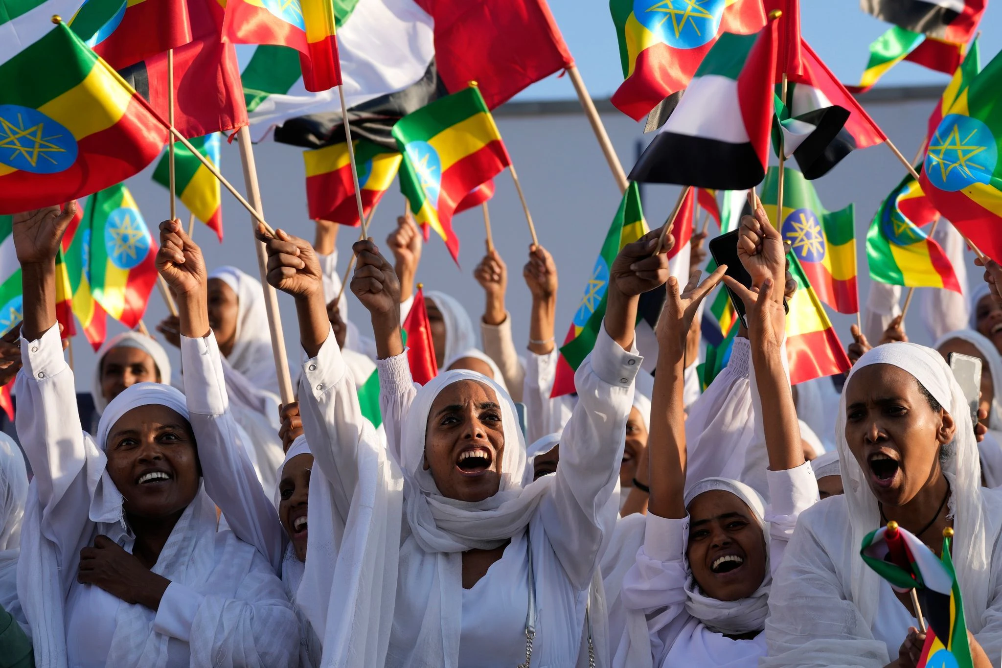 Ausgelassen: Äthiopische Fans feiern den Sieg ihres Läufers Addisu Gobena beim Dubai Marathon.  