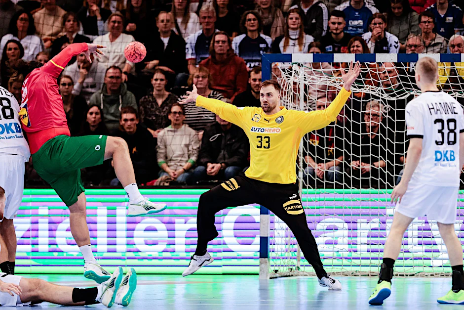 Torhüter Andreas Wolff (M) sicherte dem DHB-Team gegen Portugal den Sieg.  