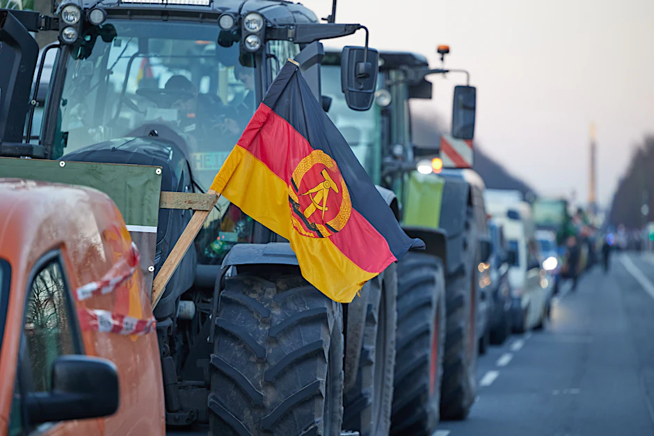 Berlin: Eine DDR-Flagge ist bei einem Bauernprotest auf der Straße des 17. Juni vor dem Brandenburger Tor zu sehen.
