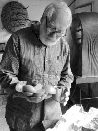 Roland Rother in seinem Atelier im Sommer 2022.