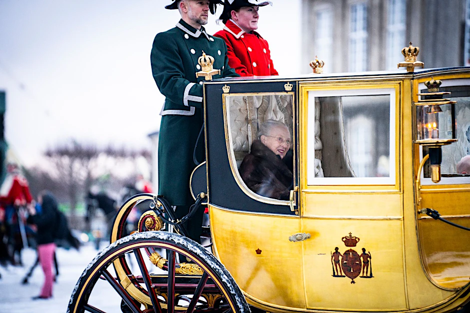 Dänemarks Königin Margrethe II. wird auf ihrem Weg vom Schloss Christian IX. in Amalienborg zum Schloss Christiansborg in Kopenhagen von einem Husarenregiment eskortiert.  x Foto/AP/dpa