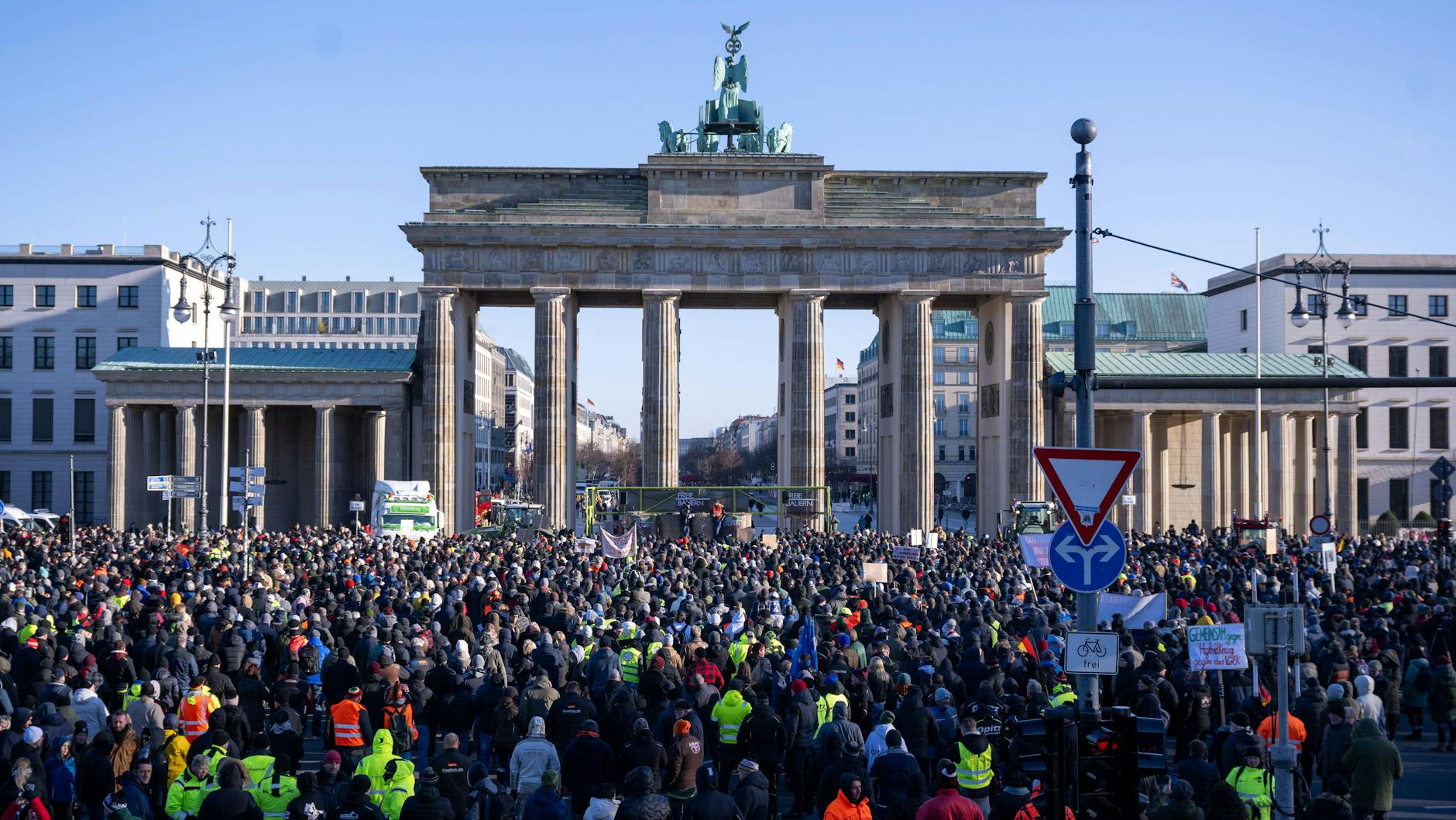 Menschenmassen vor dem Brandenburger Tor.