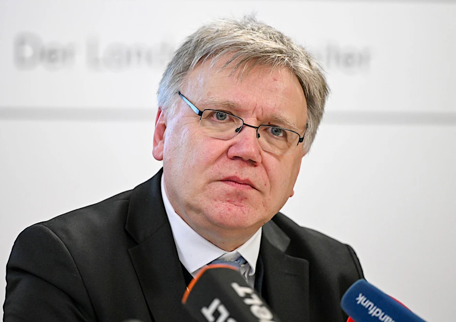 Landeswahlleiter Stephan Bröchler informiert auf einer Pressekonferenz über die Teil-Wiederholung der Bundestagswahl.  