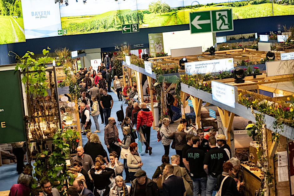 ARCHIV - Menschen gehen auf der Internationalen Grünen Woche 2023 durch eine Halle.  