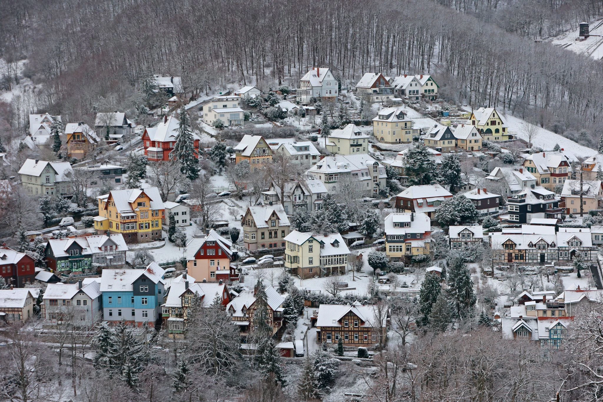 Winterwonderland in Wenigerode: Das Städtchen in Sachsen-Anhalt ist mit Schnee bedeckt.  