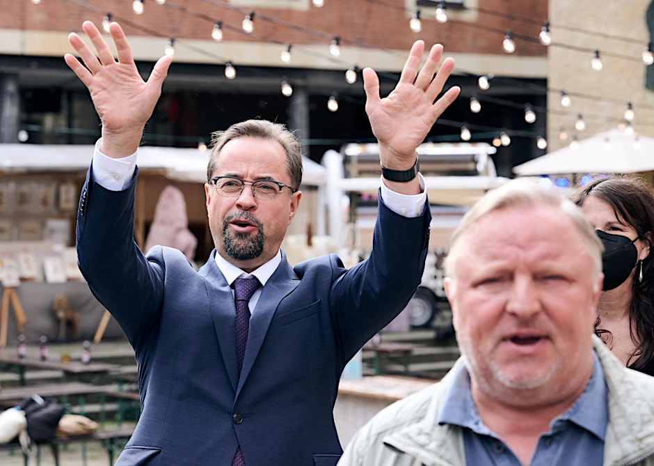 ARCHIV - Jan Josef Liefers (l) als Rechtsmediziner Karl-Friedrich Boerne und Axel Prahl als  Frank Thiel am Set vom «Tatort Münster - MagicMom».  