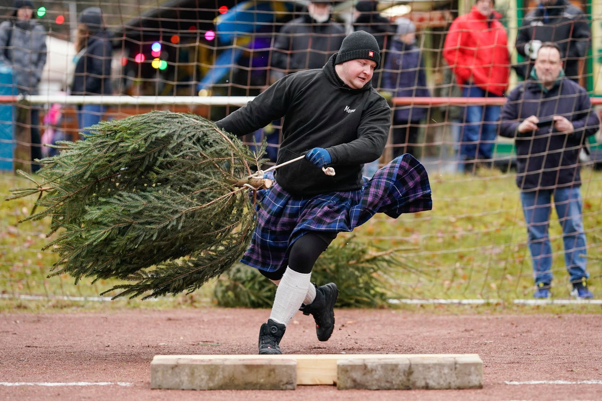 Kuriose Disziplin: Ein Teilnehmer schleudert bei der 16. Weltmeisterschaft im Weihnachtsbaumwerfen in Weidenthal eine Fichte. Ziel ist es im Dreikampf aus Weitwurf, Hochwurf und Schleuderwurf die größte Gesamtweite zu erzielen.  