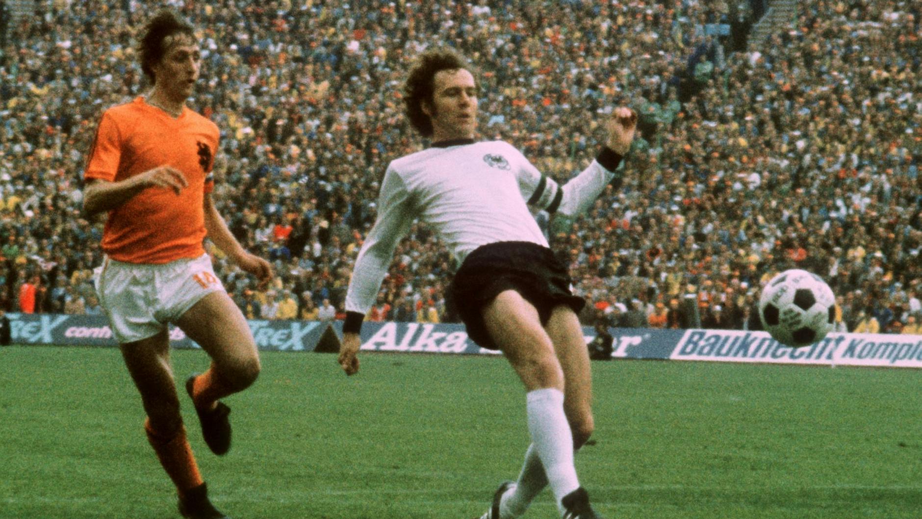Franz Beckenbauer (r.) definierte mit seiner Eleganz und Leichtigkeit auf dem Spielfeld die Rolle des Liberos neu.