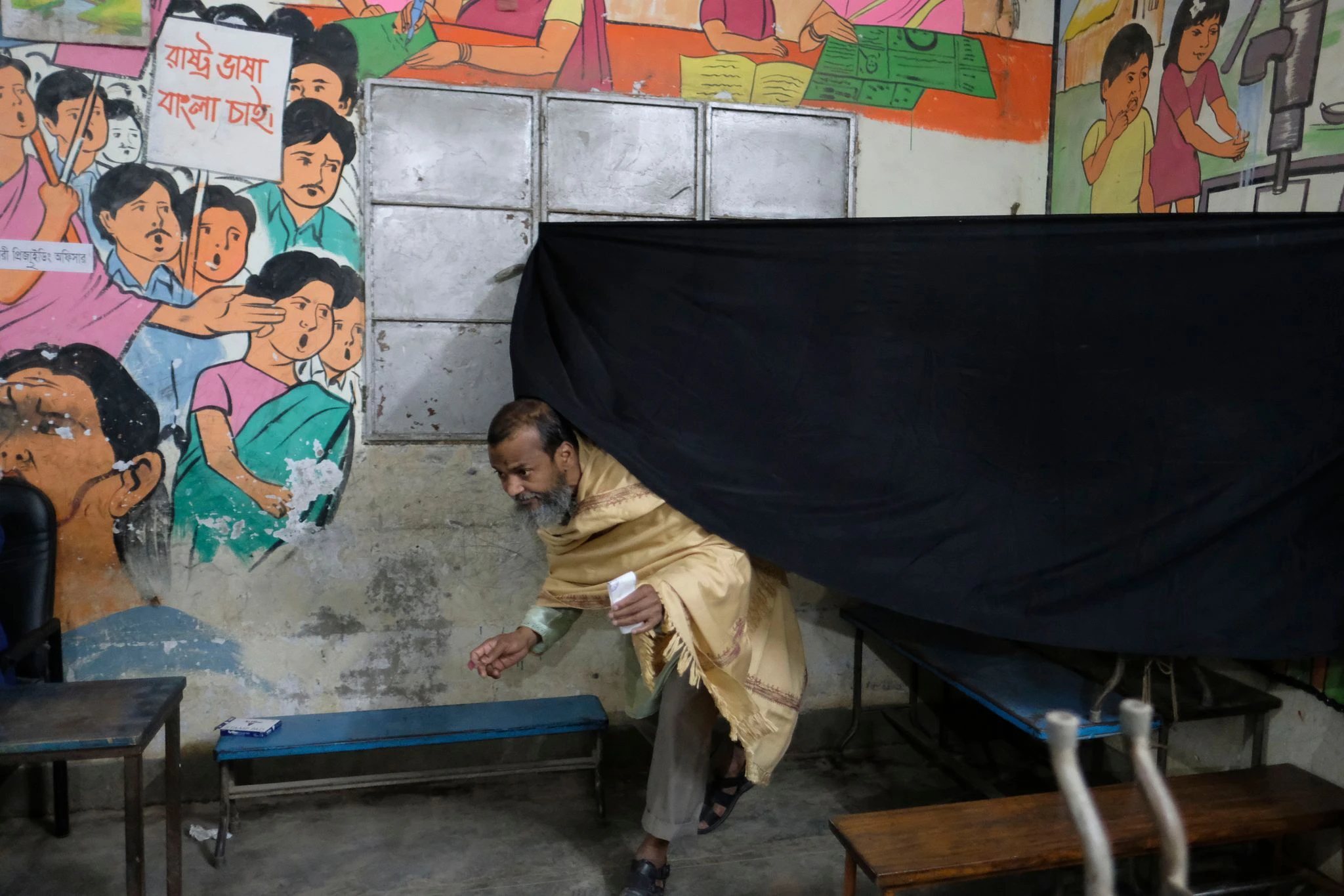 dpatopbilder - Ein Mann kommt in Dhaka aus einer Wahlkabine nachdem er seine Stimme bei den Parlamentswahlen abgegeben hat. Bangladesch wählt heute ein neues Parlament. Die größte Oppositionspartei boykottiert die Wahl jedoch.  