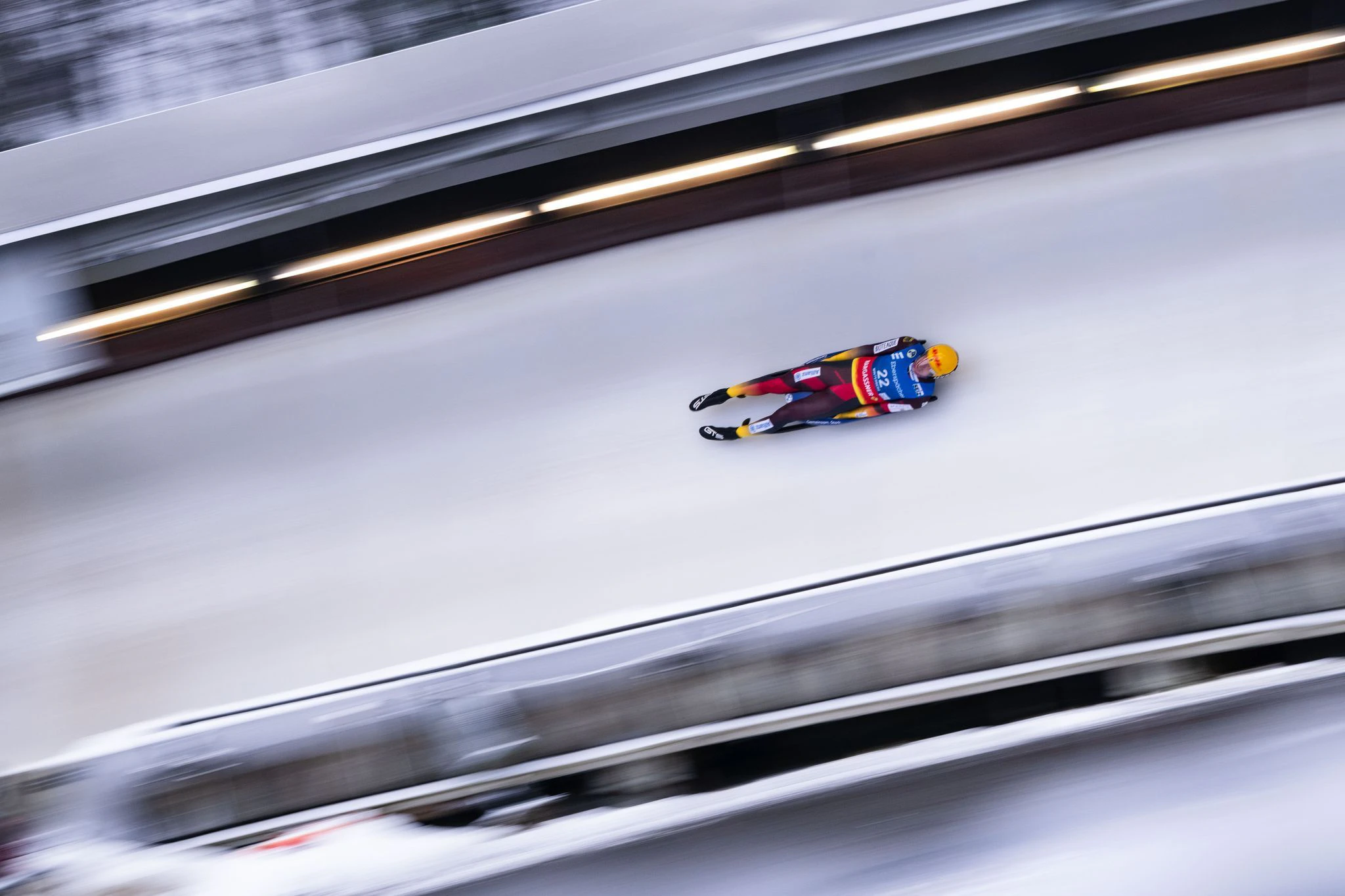 Mit flottem Tempo: Felix Loch fährt beim Rodel-Weltcup in Winterberg durch den Eiskanal.  