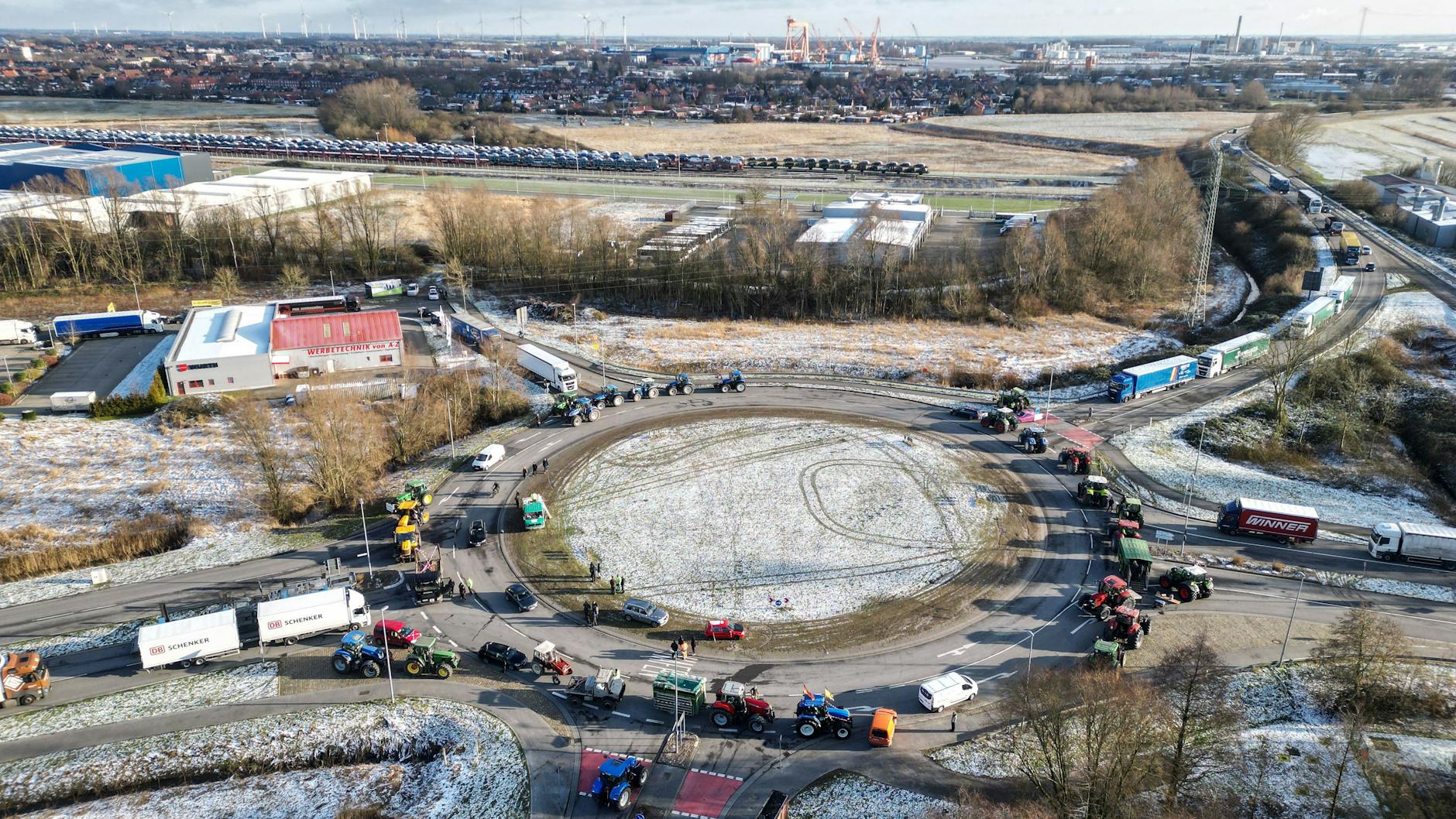 Landwirte blockieren die Hauptzufahrt zum Volkswagen-Werk in Emden und legten damit die Produktion still.