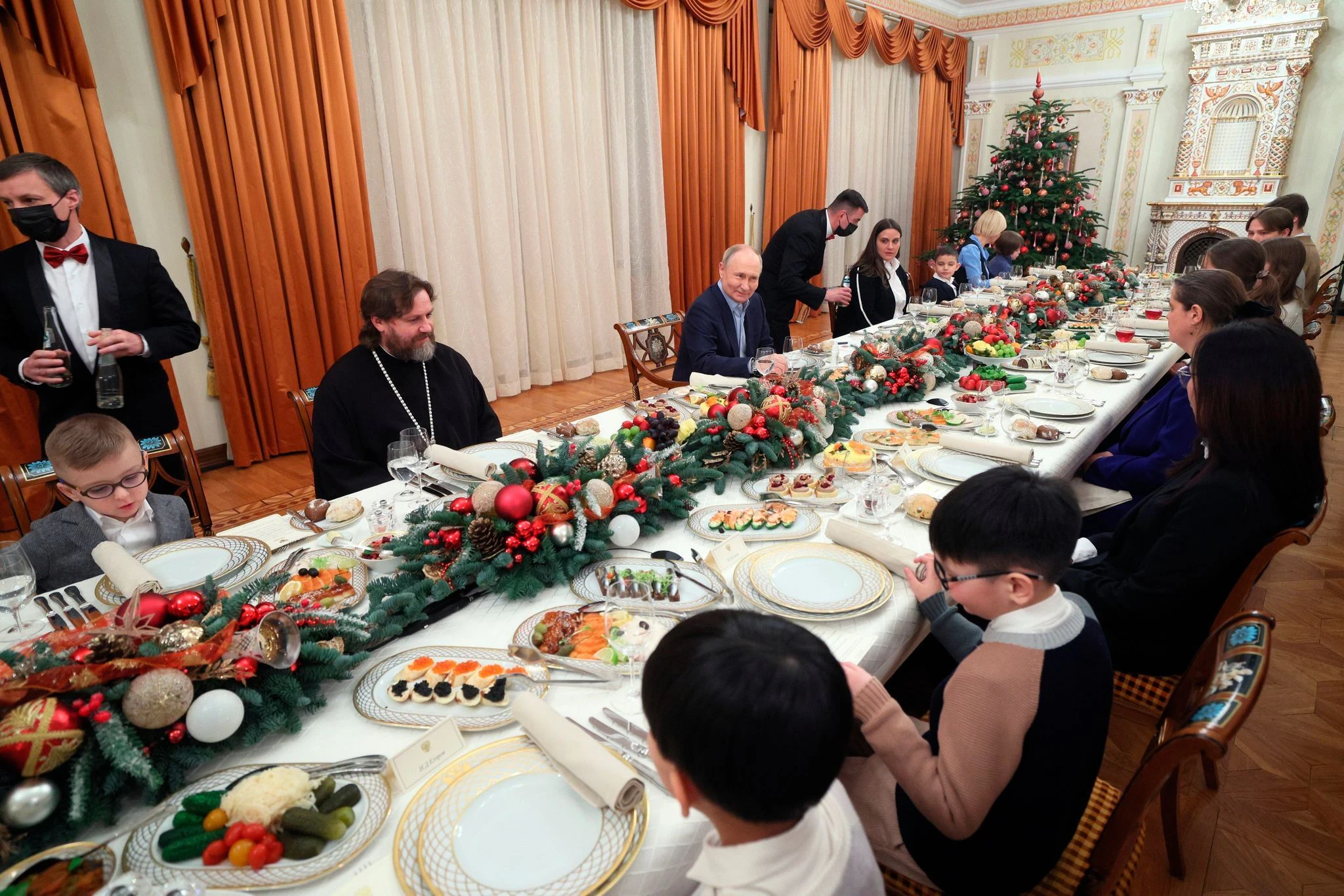 Russlands Präsident Wladimir Putin hat sich nach offiziellen Angaben am orthodoxen Heiligabend mit ausgewählten Familien von in der Ukraine gefallenen Soldaten getroffen.  emlin/AP/dpa