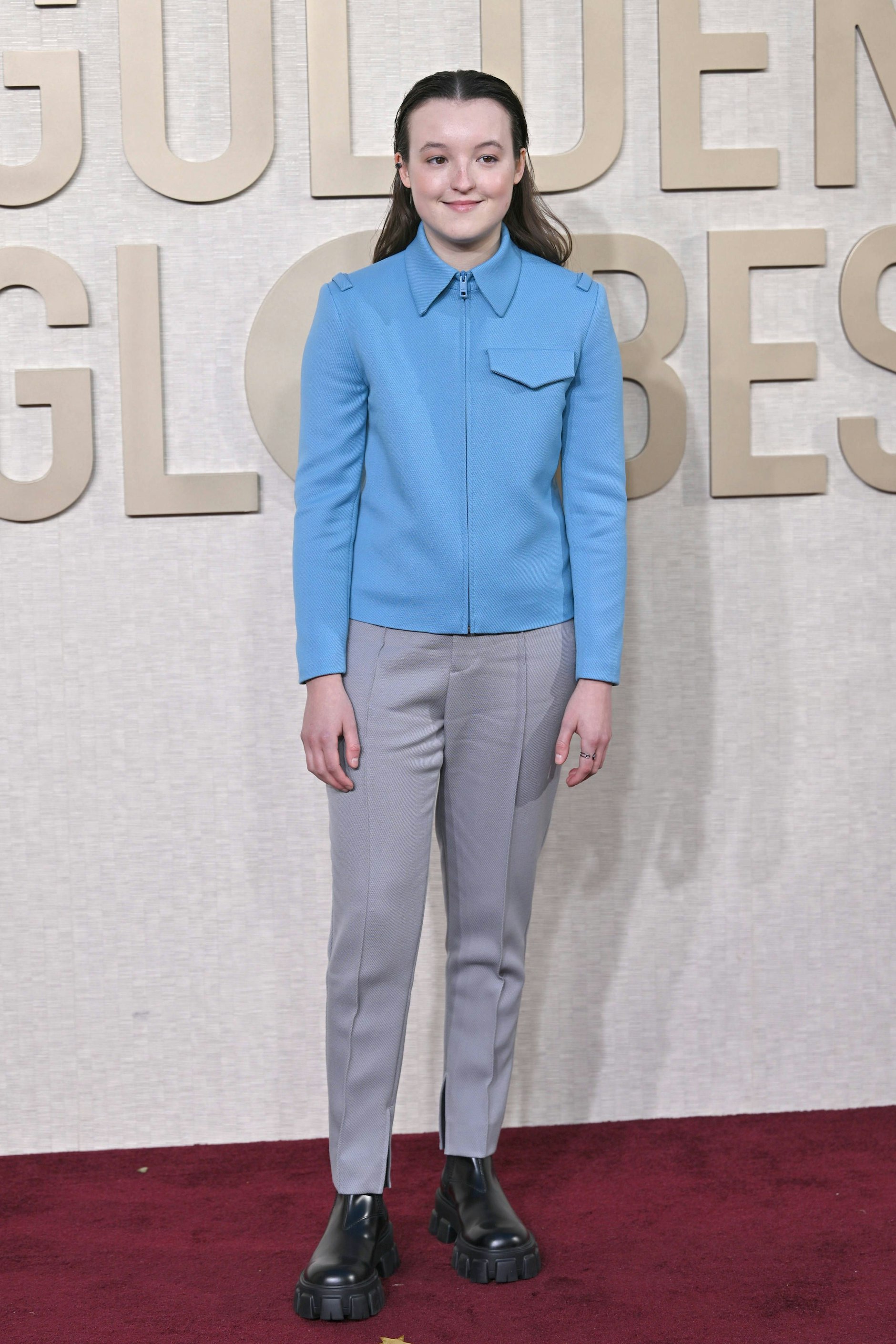 <strong>FLOP: Bella Ramsey</strong> hat auf dem roten Teppich schon oft überzeugt. Durch ein interessantes Spiel mit maskulinen und femininen Klischees nämlich; in Neuinterpretationen des klassischen Herrenanzugs etwa. Was sie sich aber bei ihrem Golden-Globes-Auftritt gedacht hat, lässt sich beim besten Willen nicht nachvollziehen: Das Prada-Outfit an sich ist ganz nett – wäre aber eher etwas fürs Büro. Nächstes Mal bitte wieder Smoking!