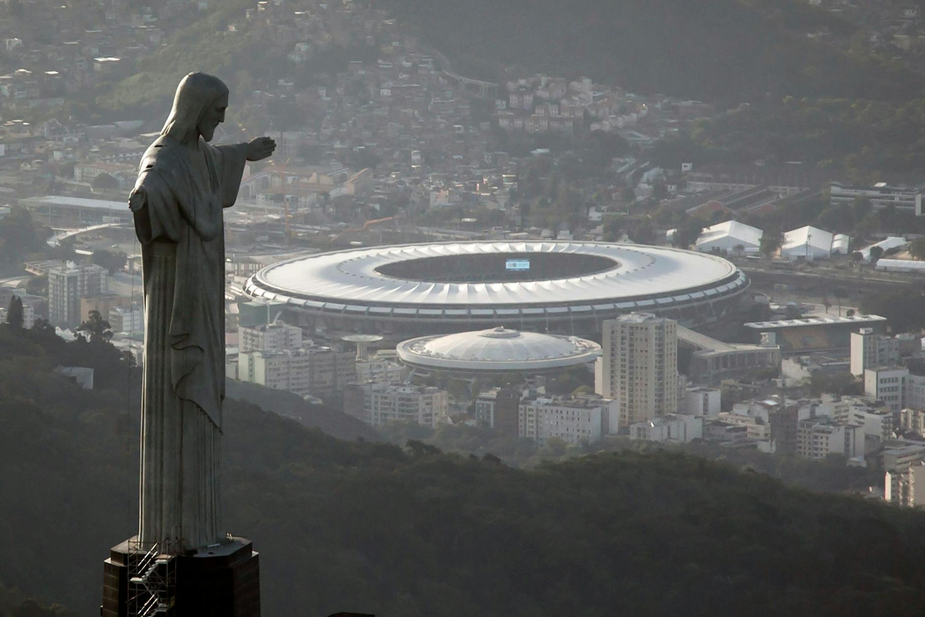 Bald ein Ort, wo Skispringer abheben? Blick auf das Maracanã-Stadion hinter der Christus-Erlöser-Statue in Rio de Janeiro.