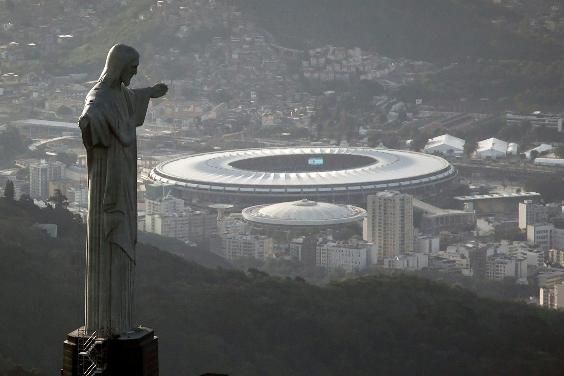 Bald ein Ort, wo Skispringer abheben? Blick auf das Maracanã-Stadion hinter der Christus-Erlöser-Statue in Rio de Janeiro.