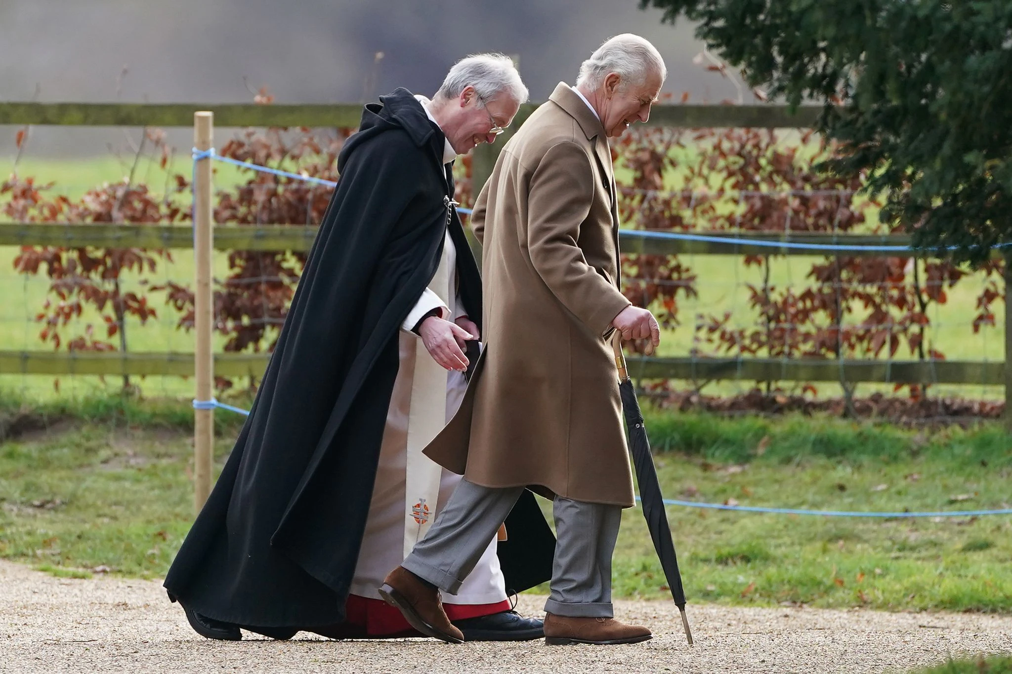 Frommer Sonntag: König Charles III. (r) geht zum Gottesdienst in die St. Mary Church in Sandringham.  