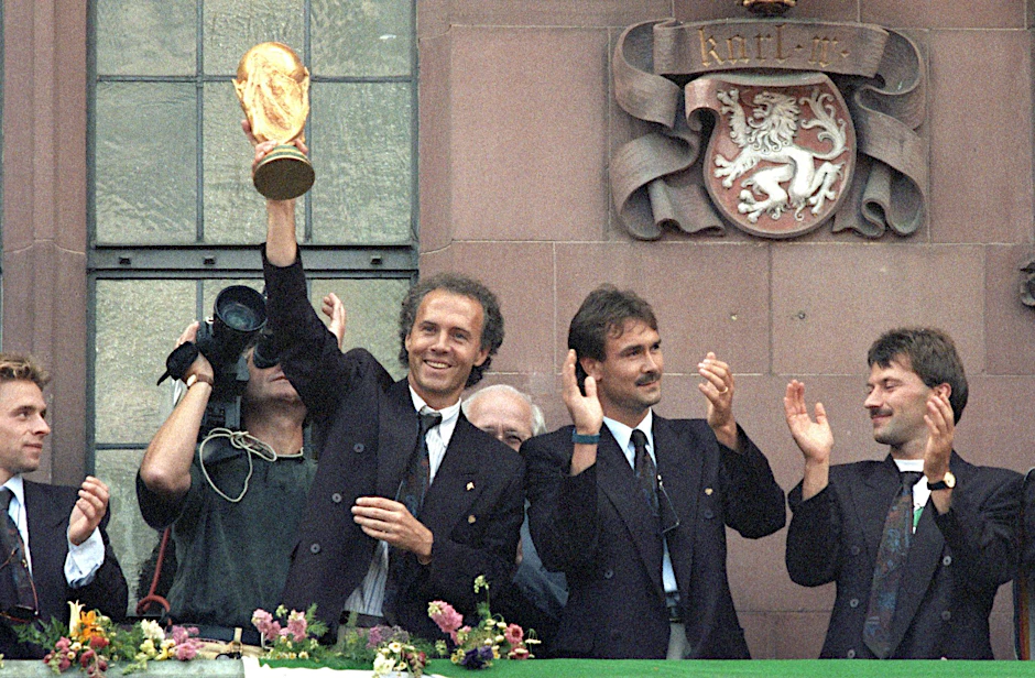 ARCHIV - «Ich glaube, dass die deutsche Mannschaft über Jahre hinaus nicht zu besiegen sein wird", sagte Beckenbauer (l) nach dem WM-Gewinn 1990.  