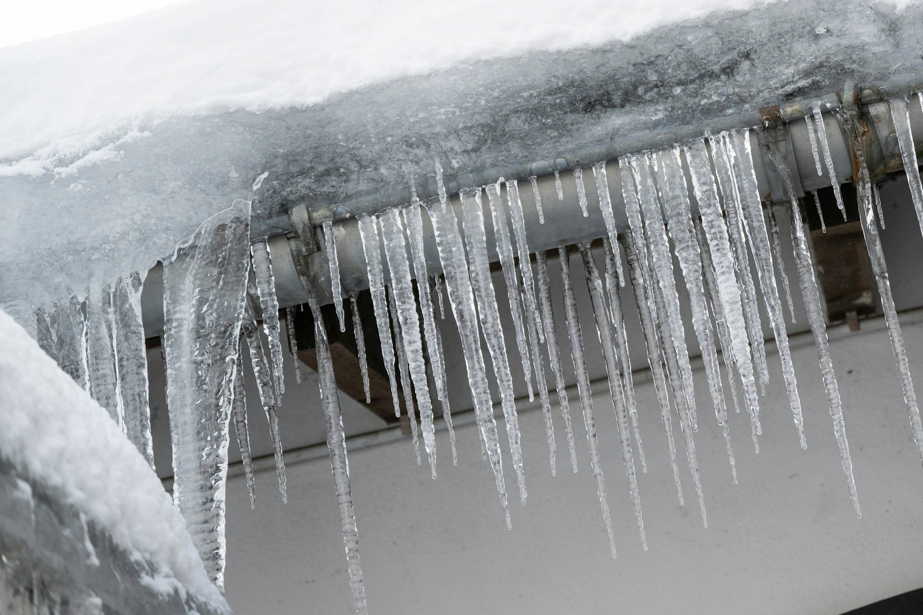 Eiszapfen sehen verlockend aus, doch man sollte sie nicht essen! In den faszinierenden Stangen steckt weit mehr als gefrorenes Wasser …