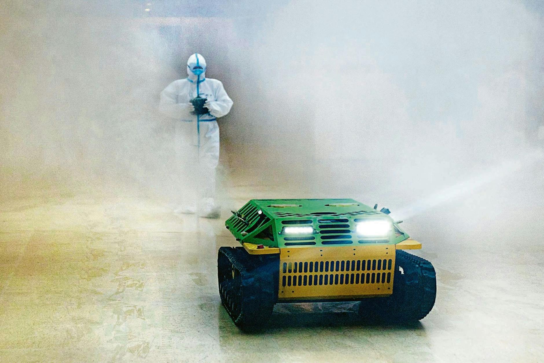 Wuhan im März 2020:: Ein medizinischer Mitarbeiter steuert eine Maschine zur Desinfektion eines provisorischen Krankenhauses.