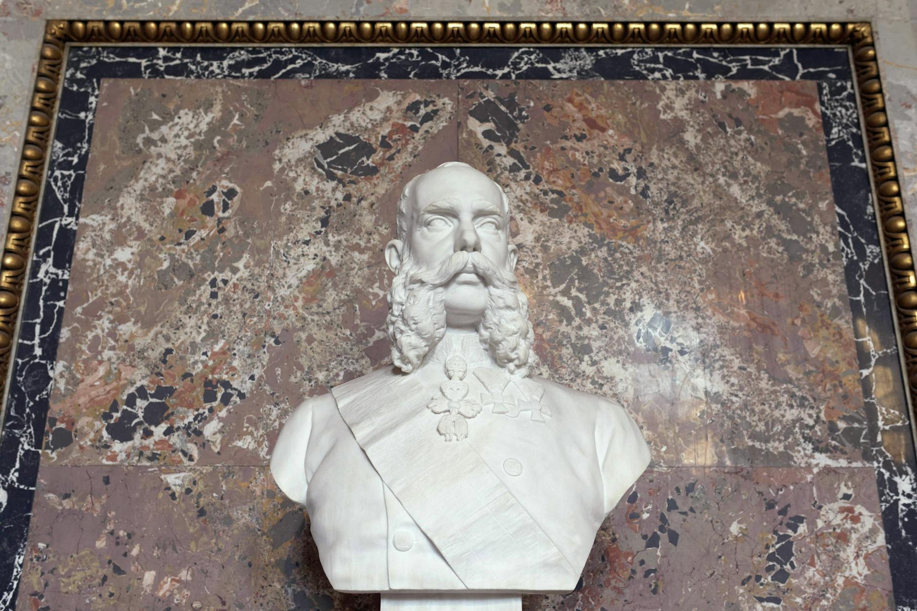 Die Büste von Franz Joseph I. von 1848 bis 1916 Kaiser von Österreich, trug entscheidend zur Verbreitung von Beckenbauers Spitznamen bei. Deutschlands Fußballikone wurde jedoch bereits zuvor „Kaiser Franz“ genannt.