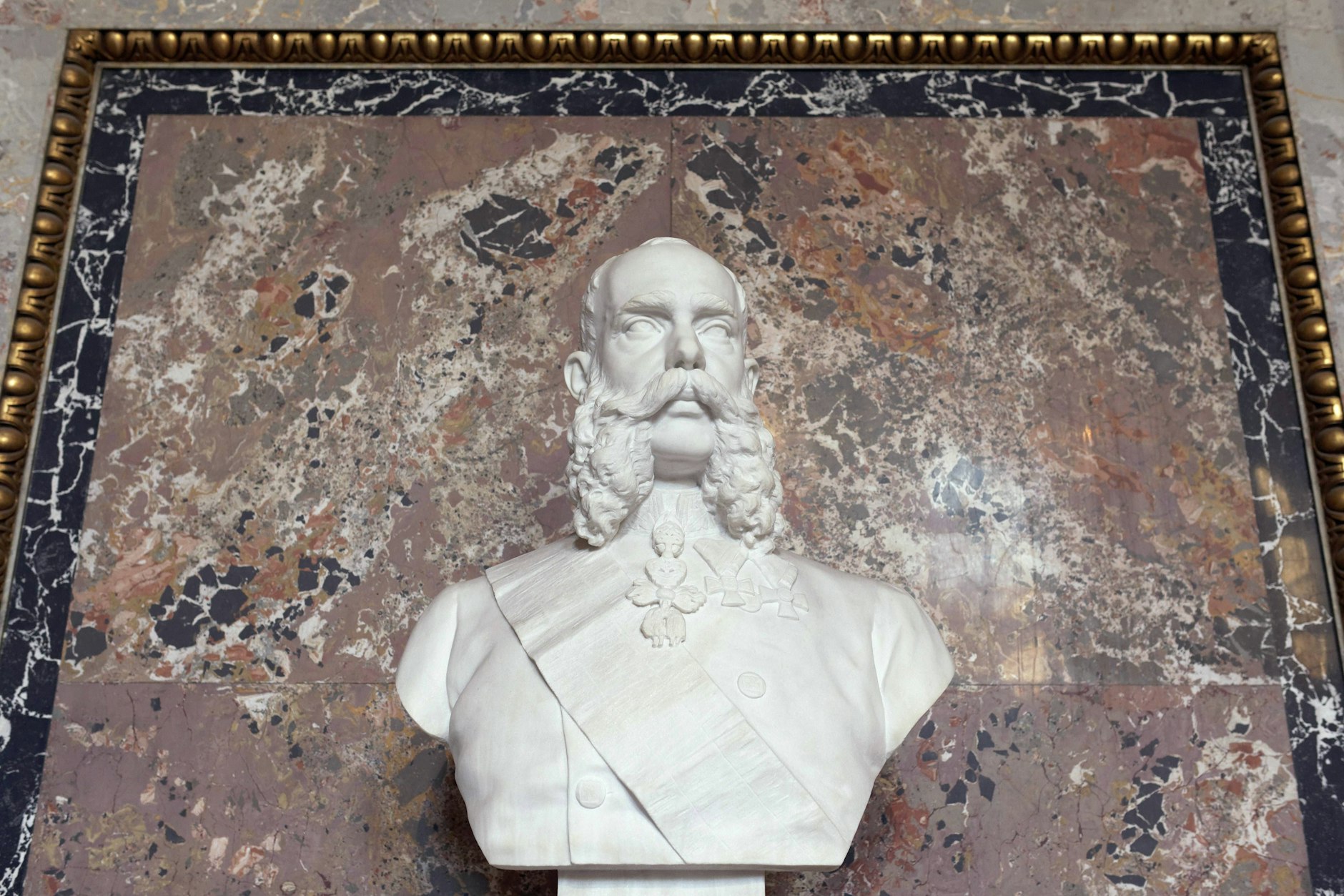 Die Büste von Franz Joseph I. von 1848 bis 1916 Kaiser von Österreich, trug entscheidend zur Verbreitung von Beckenbauers Spitznamen bei. Deutschlands Fußballikone wurde jedoch bereits zuvor „Kaiser Franz“ genannt.
