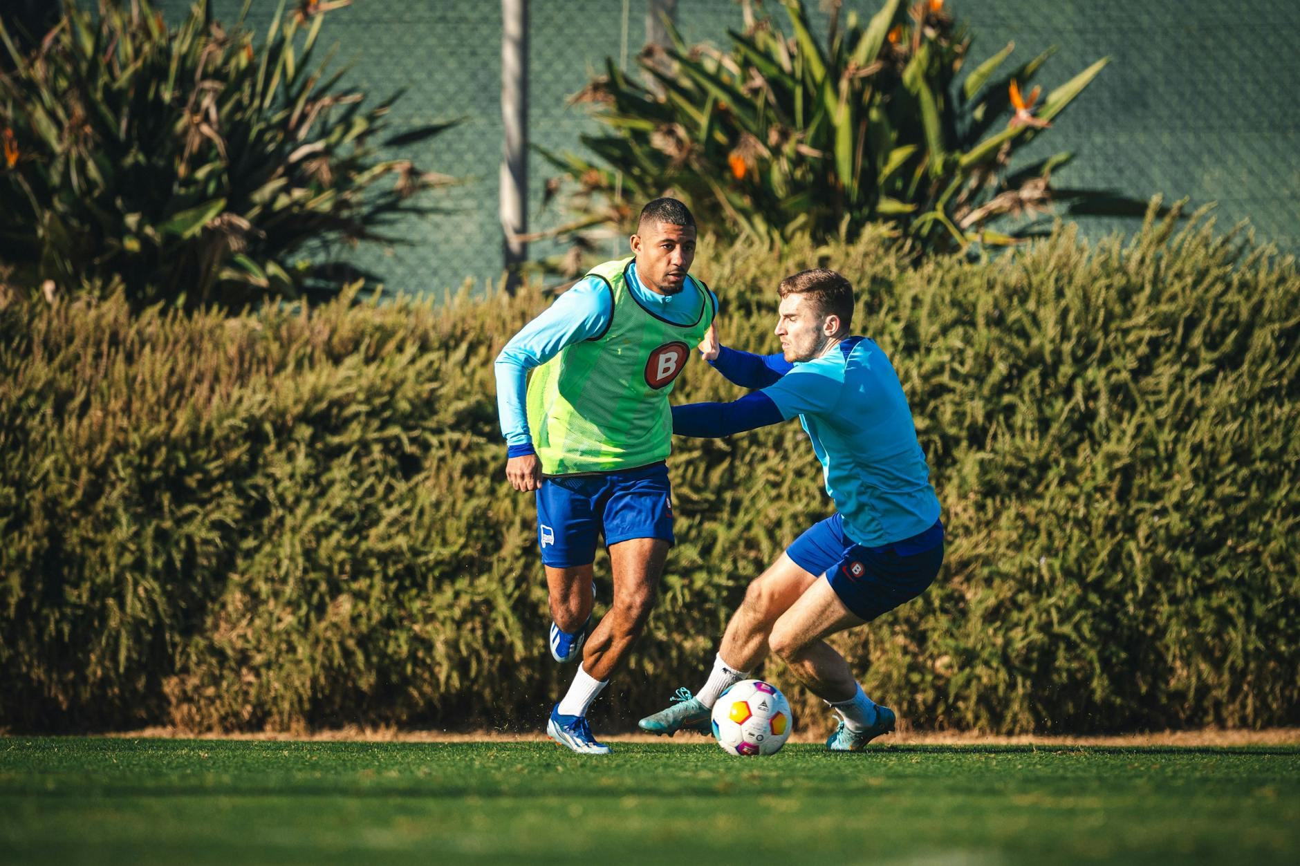 Schenken sich nichts: Die Hertha Profis Jeremy Dudziak (28) und Jonjoe Kenny (26, r.) geben im Trainingslager in Spanien Vollgas. 