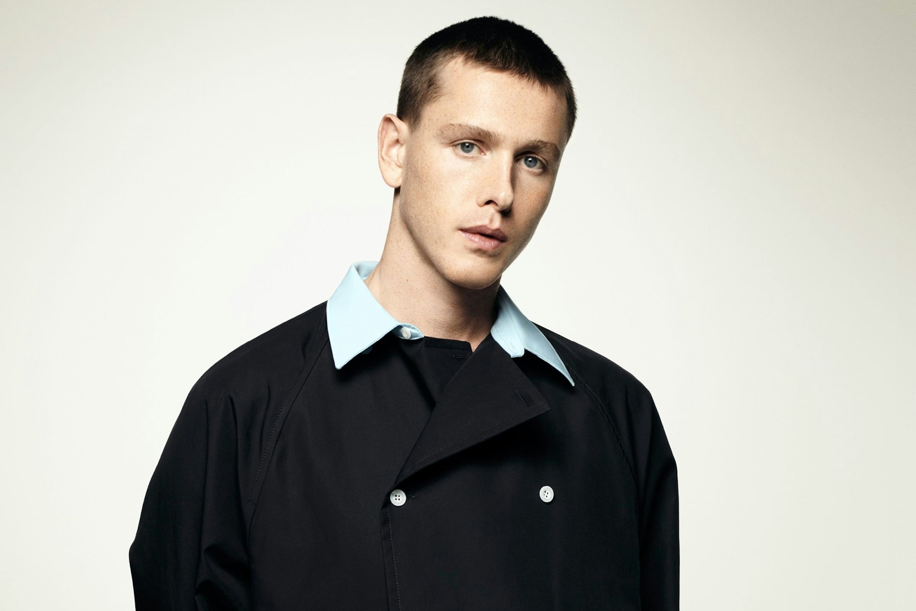 Modische Schlichtheit statt Krawall: Schauspieler und Gen Z-Idol Harris Dickinson in und für Prada.