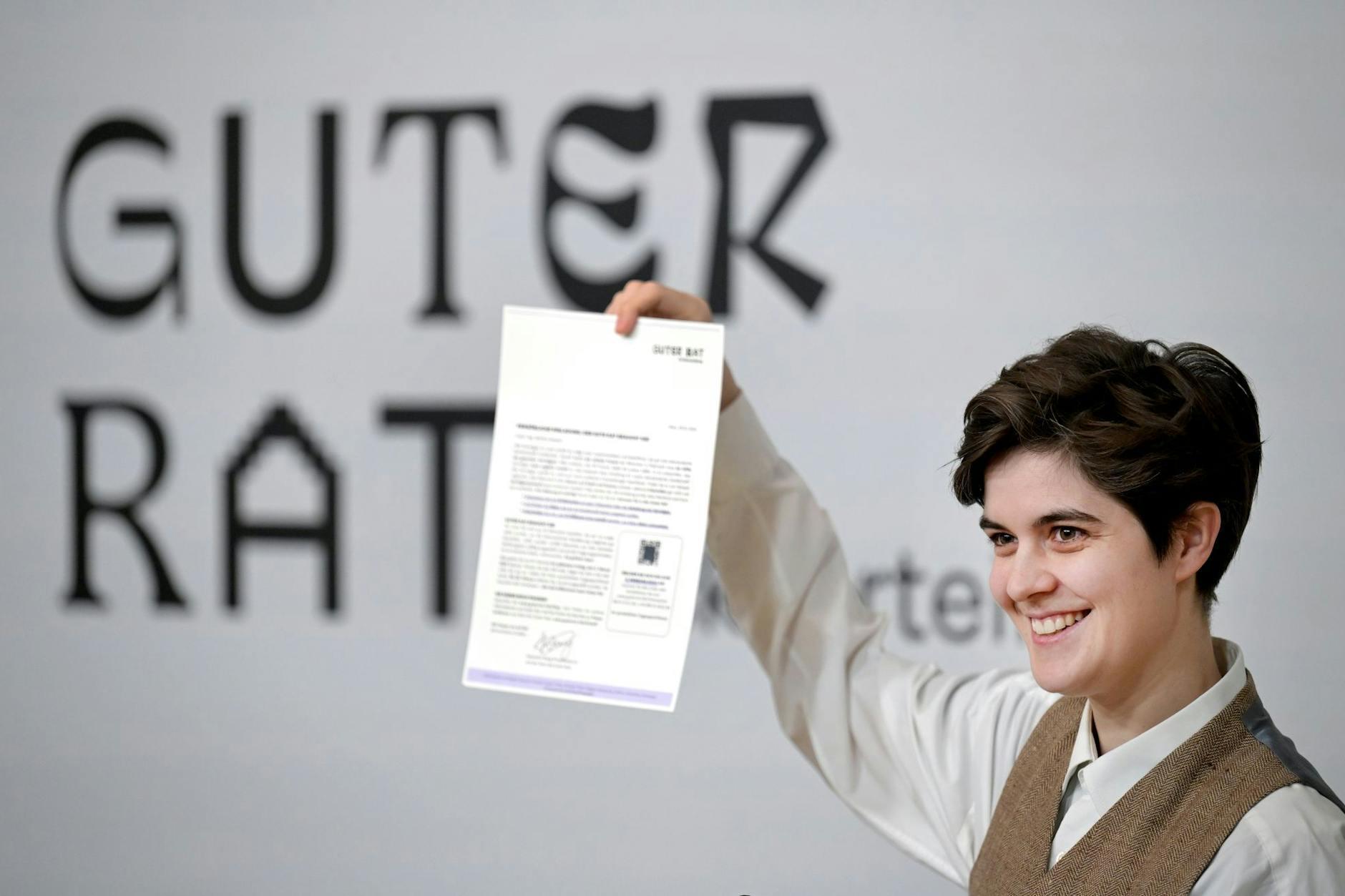 Marlene Engelhorn nimmt an der Pressekonferenz „Guter Rat für Rückverteilung“ teil.