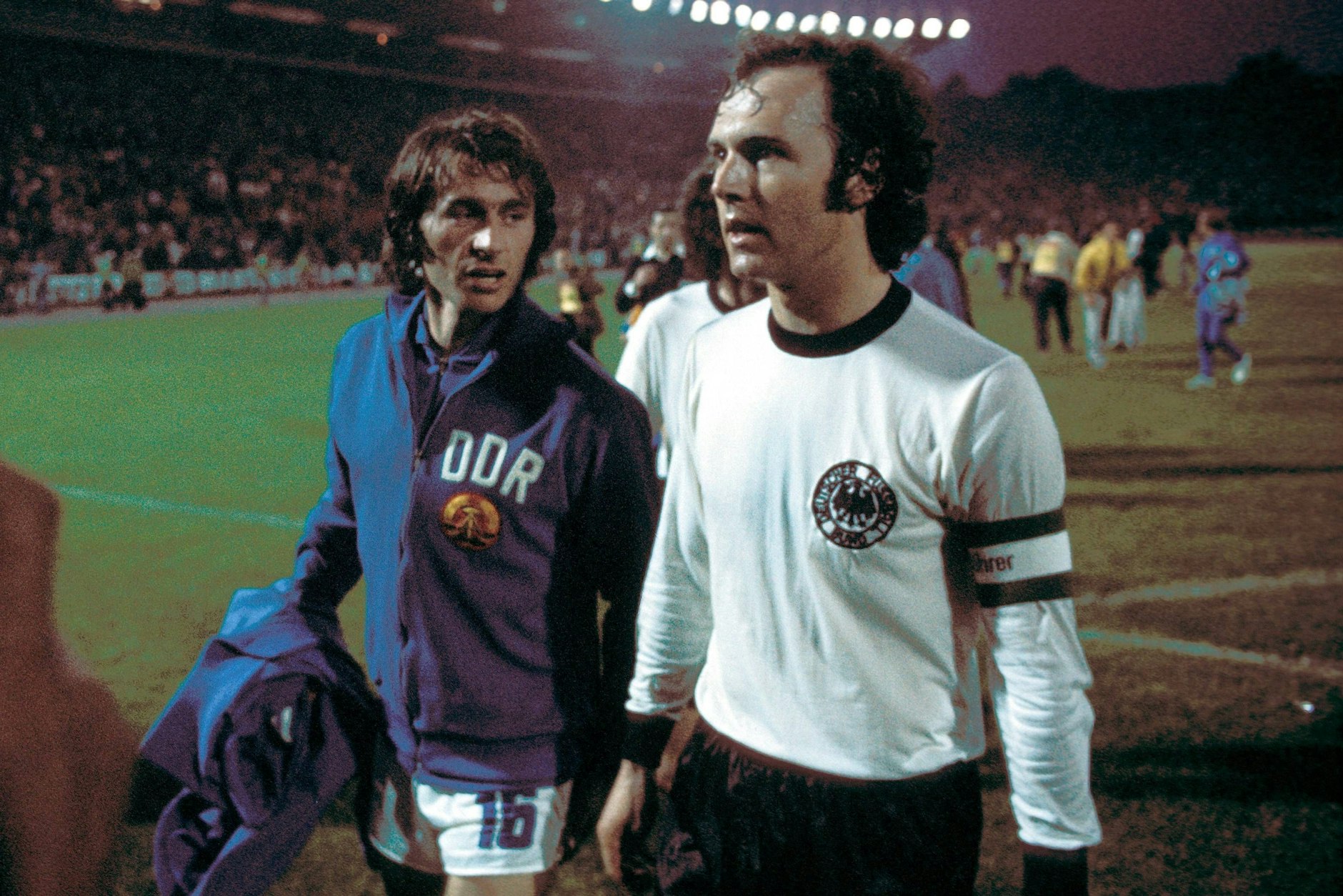Harald Irmscher und Franz Beckenbauer (v. l.) gingen nach dem 1:0-Sieg der DDR im WM-Spiel 1974 gegen die BRD gemeinsam vom Feld.
