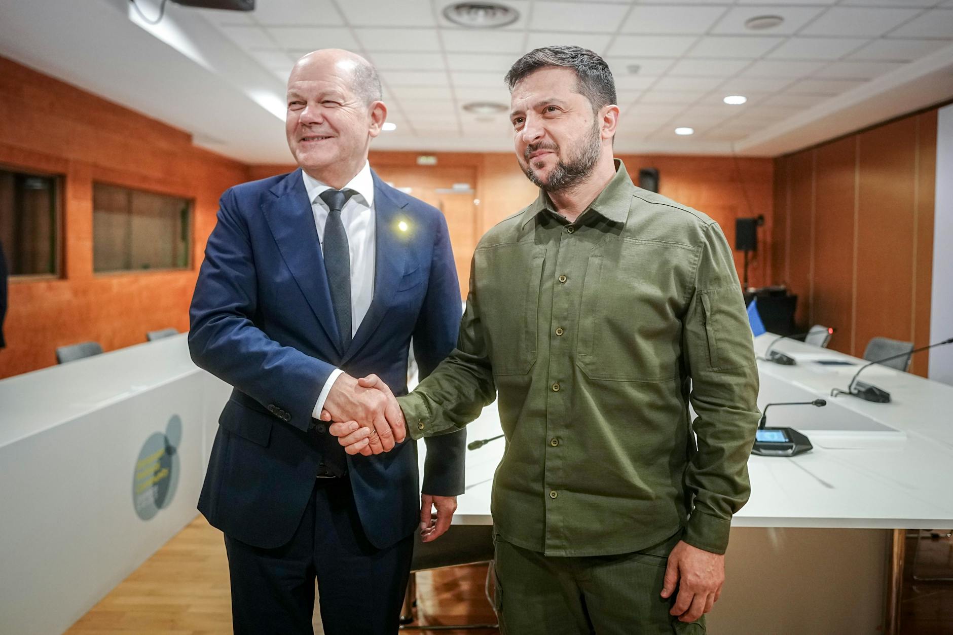 Oktober 2023 im spanischen Granada: Bundeskanzler Olaf Scholz (l., SPD) und Wolodymyr Selenskyj, der Präsident der Ukraine, kommen am Rande des Gipfeltreffens der Europäischen Politischen Gemeinschaft für ein Gespräch zusammen. 
