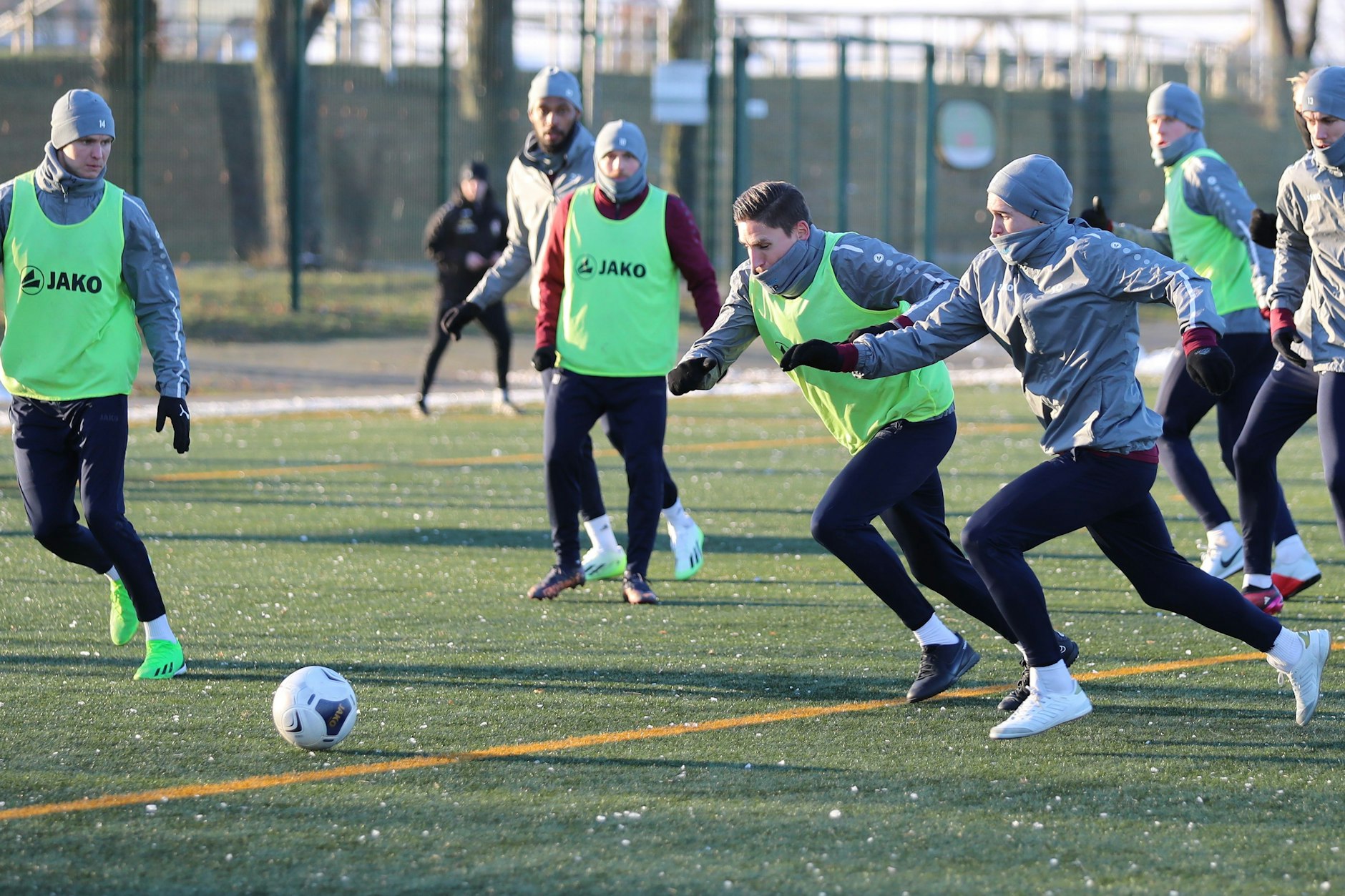 Fürs Training reicht es gerade so, für mehr nicht: Der Kunstrasenplatz im Sportforum ist nur auf einer Hälfte bespielbar, deshalb fällt der Test-Kick aus. 